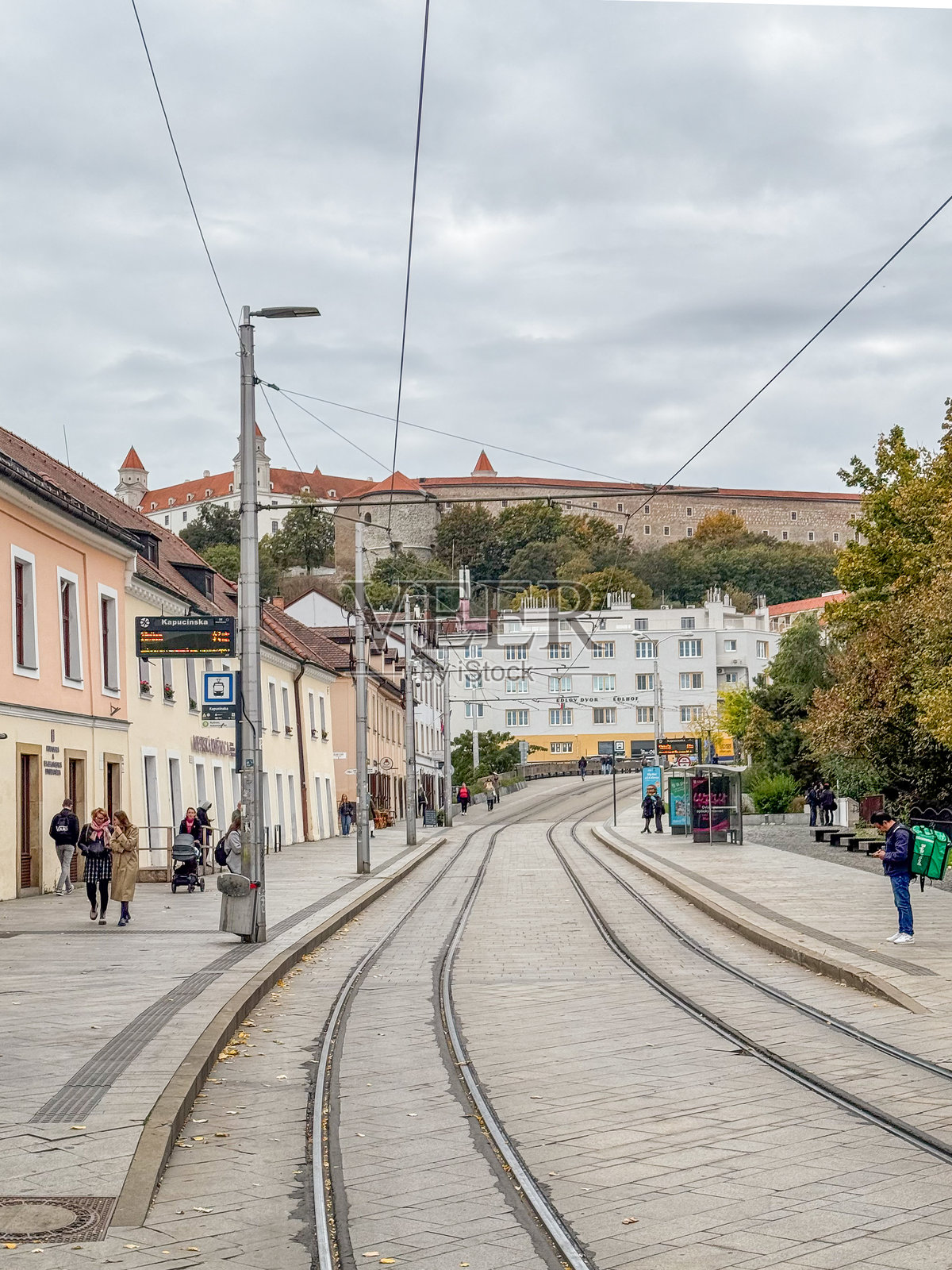 布拉迪斯拉发老城区一条空荡荡的电车轨道,背景是布拉迪斯拉发城堡。照片摄影图片