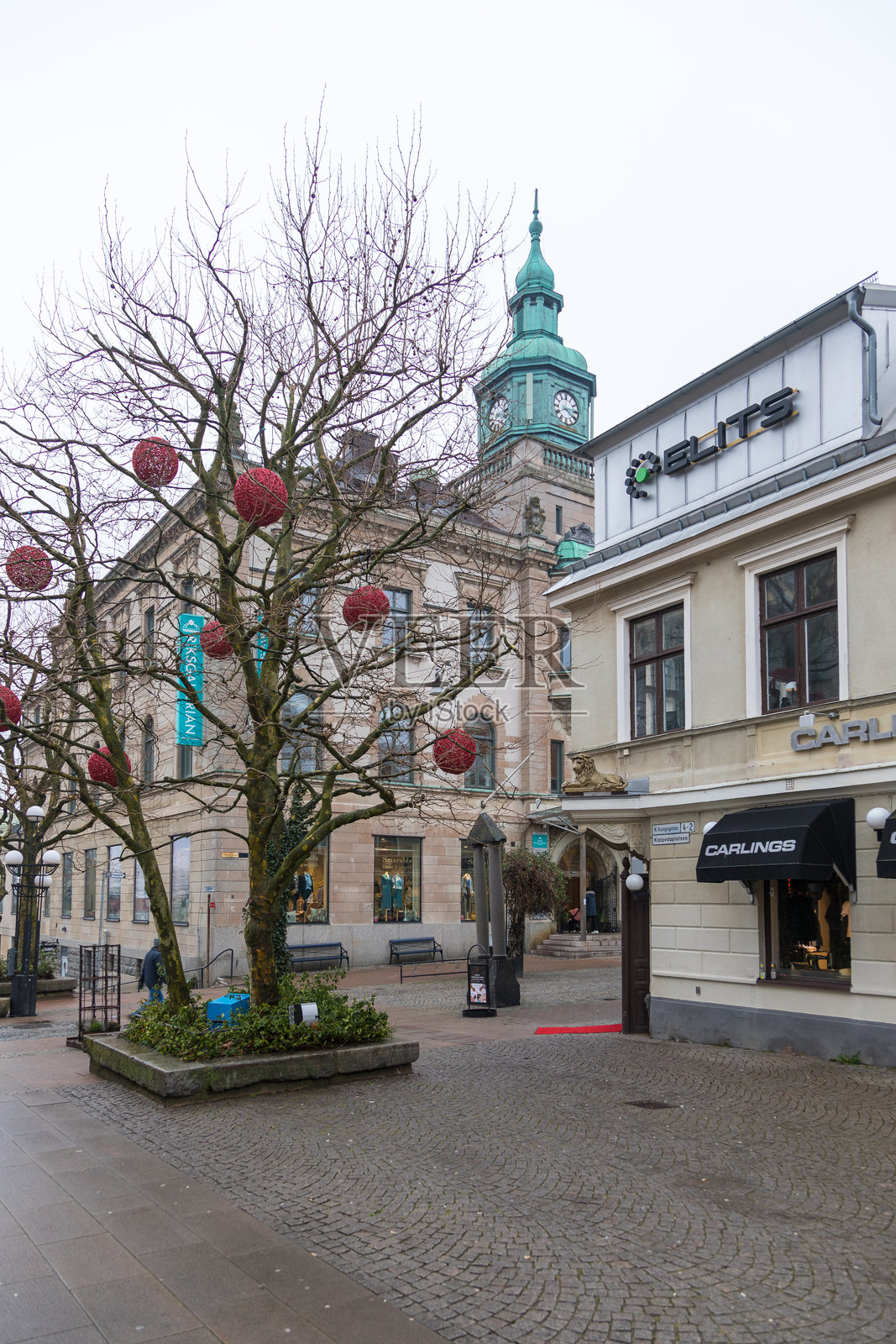 瑞典卡尔斯克龙纳的钟楼和街景，背景是Carlings商店。照片摄影图片