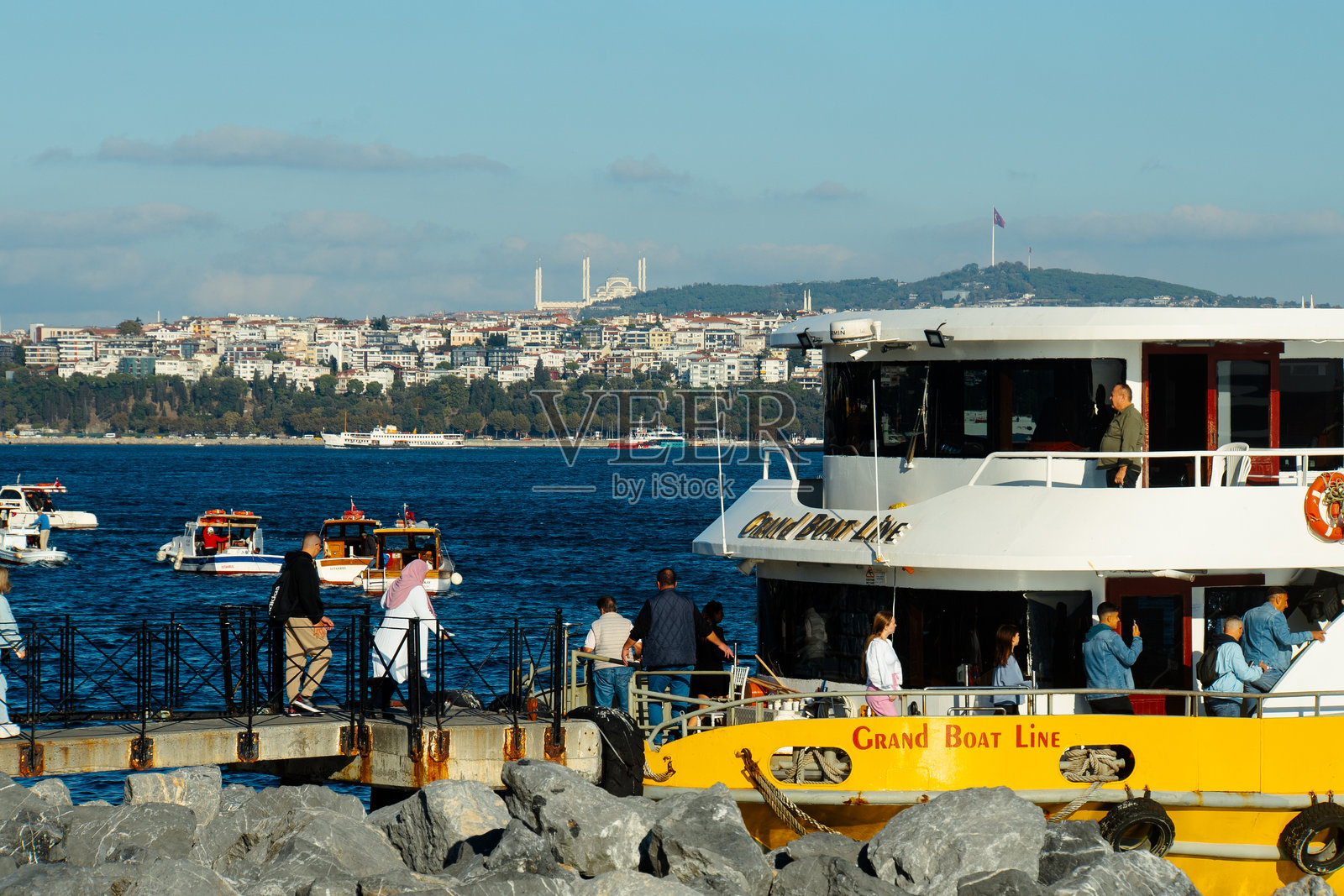伊斯坦布尔欧洲侧阿希尔卡皮附近的博斯普鲁斯海峡景观。照片摄影图片
