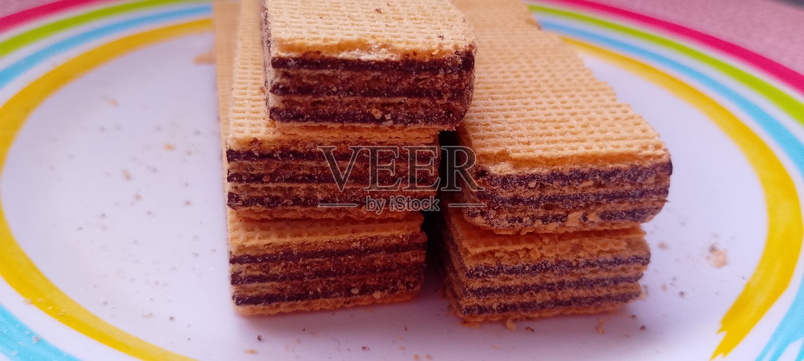 五彩盘子上的薄饼照片照片摄影图片