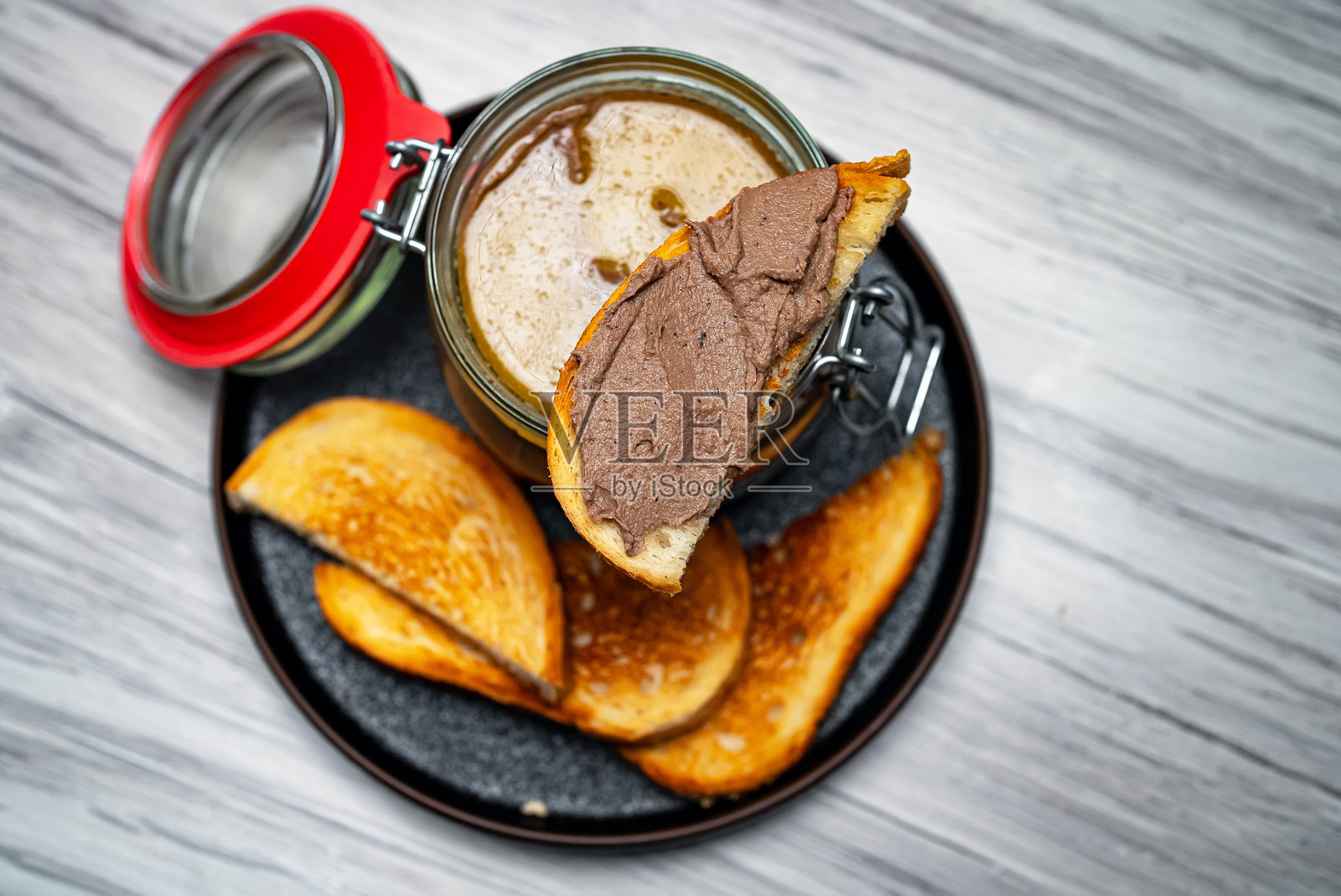 乡村自制肝酱装在玻璃罐中，配有新鲜炸面包。照片摄影图片