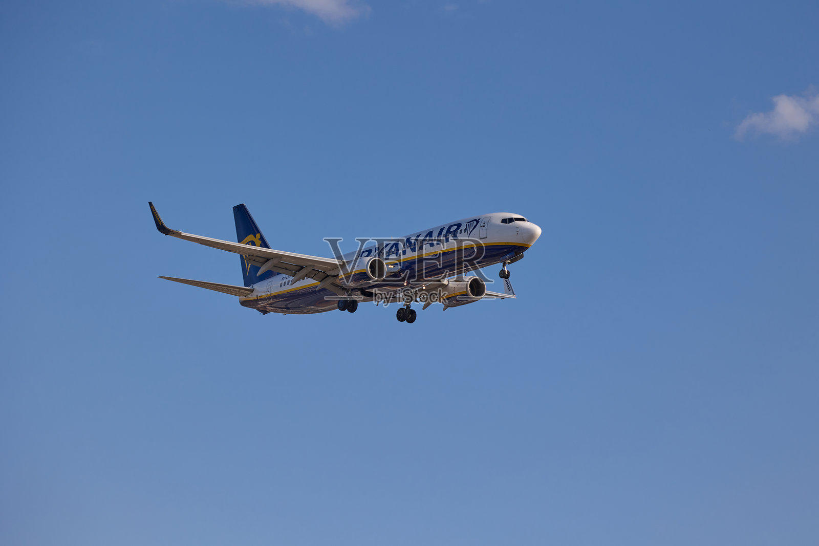 一架由爱尔兰航空公司瑞安航空运营的波音738商业喷气机通过放下起落架准备着陆。照片摄影图片