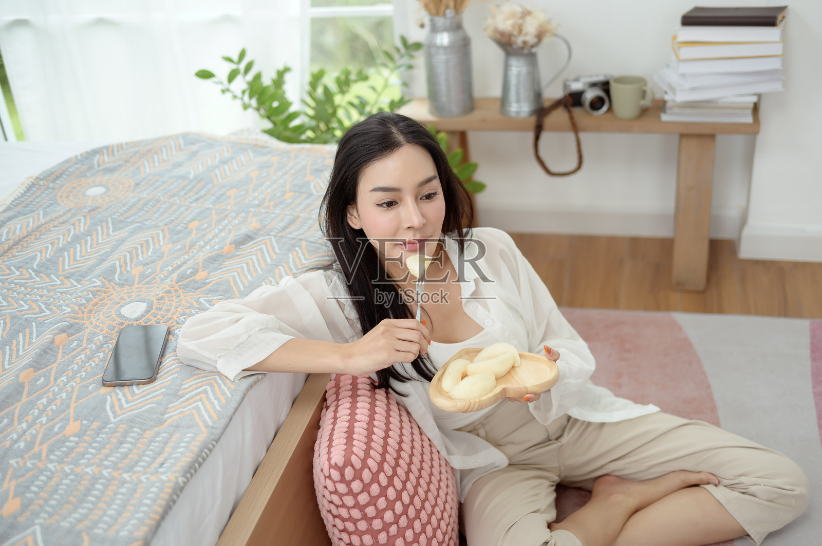 年轻的亚洲女性在家享受健康饮食照片摄影图片