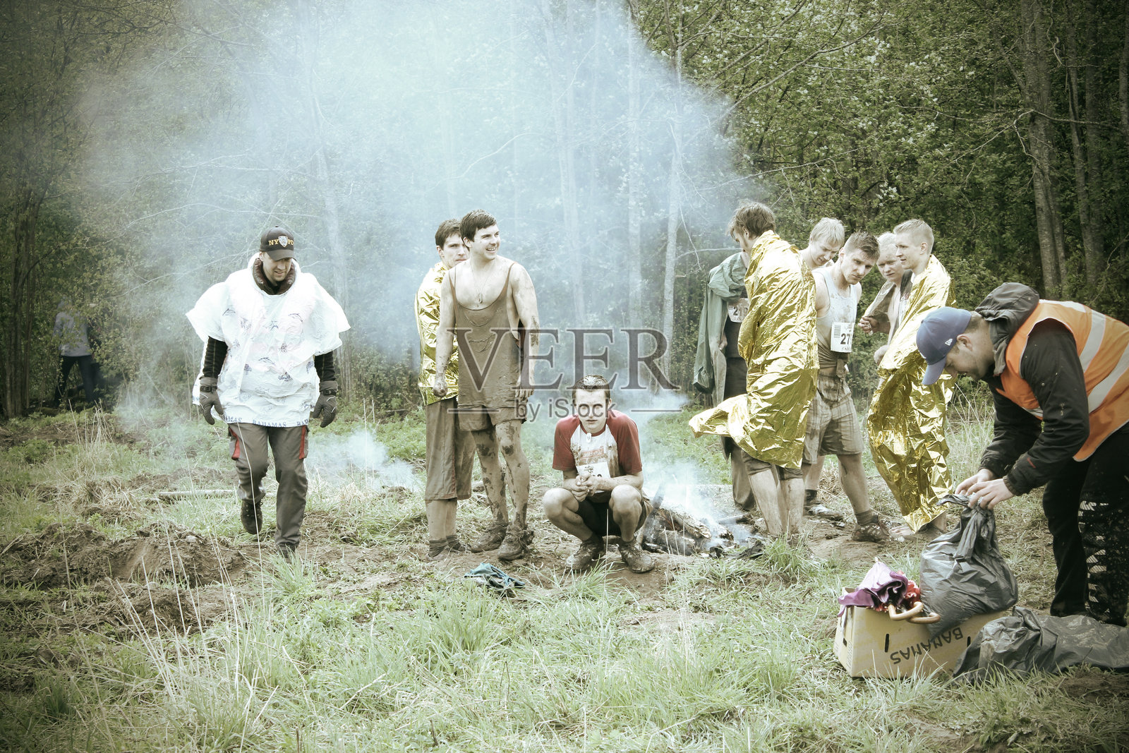 强壮的比赛参与者在寒冷中颤抖照片摄影图片