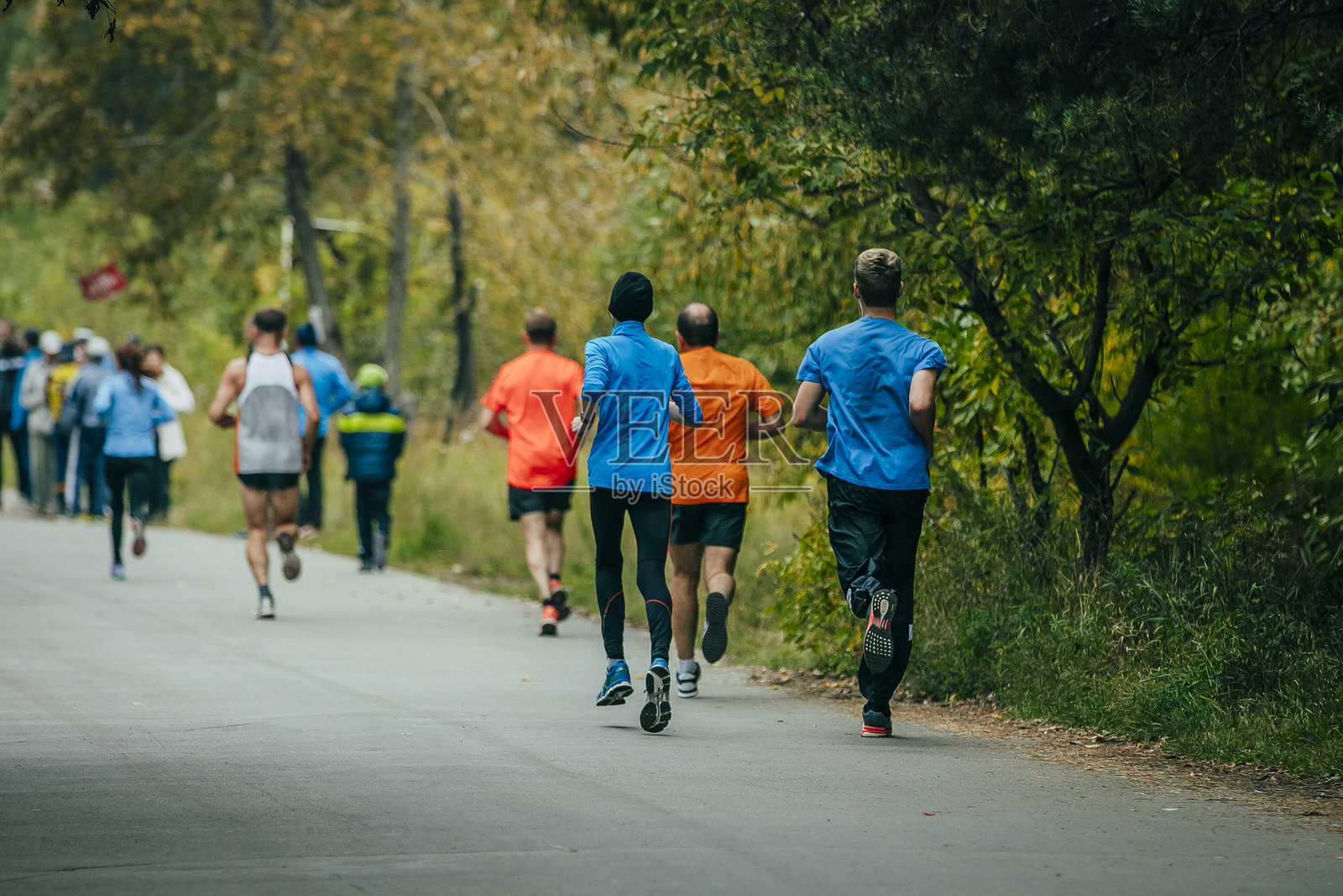 一群男人在奔跑照片摄影图片
