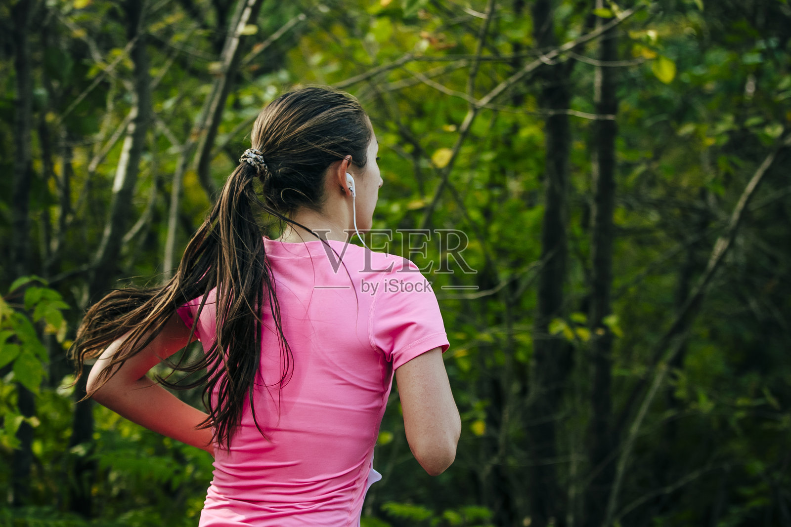 女孩在公园里奔跑照片摄影图片
