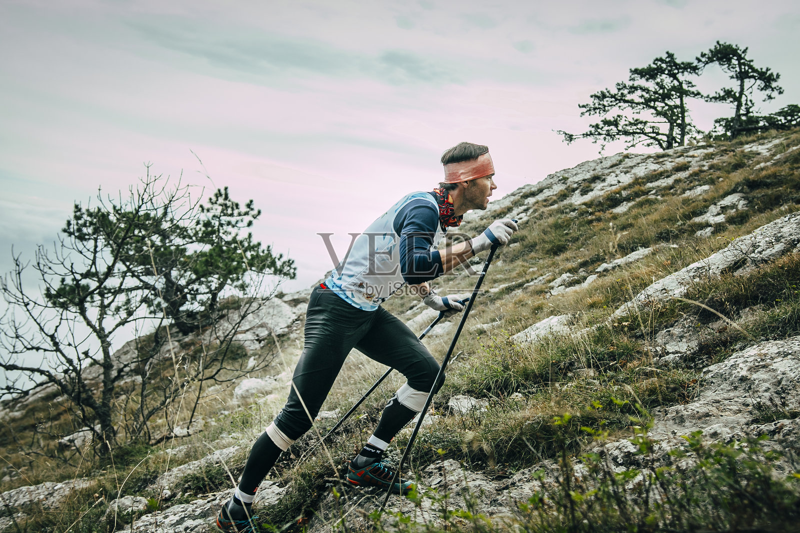 男性运动员攀爬山坡照片摄影图片