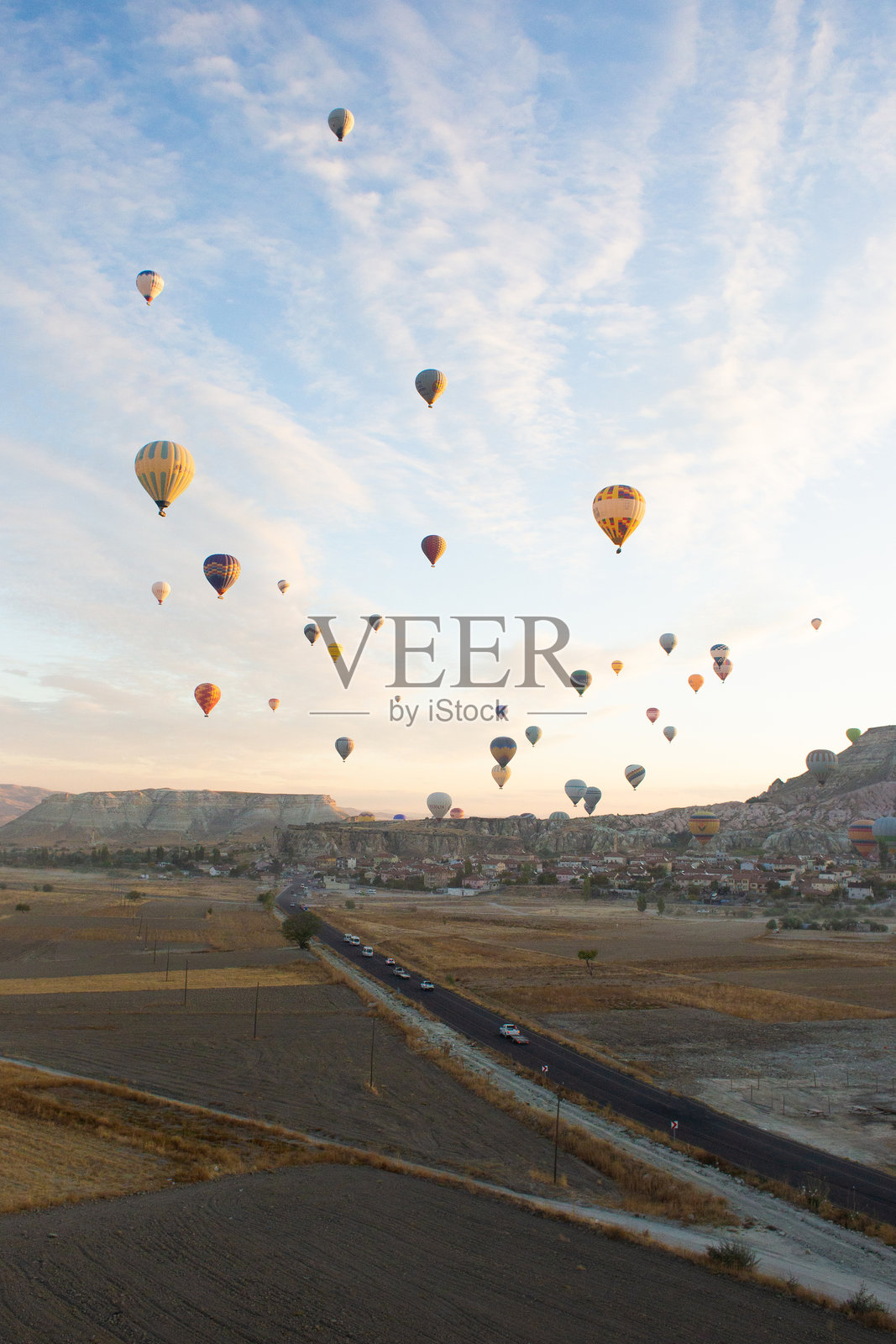 美丽的风景，热气球飞翔在卡帕多奇亚的爱情谷山脉上照片摄影图片