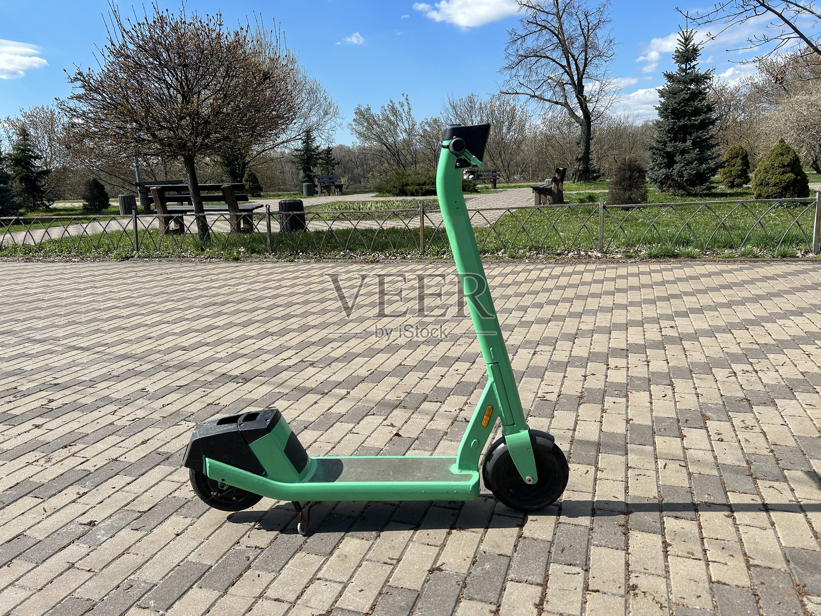 春季公园里的滑板车。特写。照片摄影图片