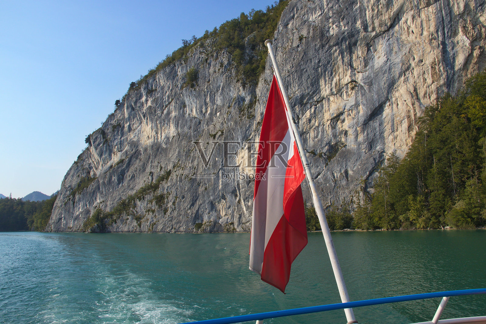 从沃尔夫冈湖的游船上看到的法尔肯施泰因山，萨尔茨卡默古特，上奥地利，奥地利，欧洲照片摄影图片