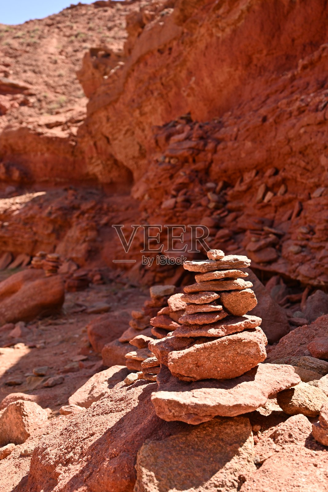 一个超现实的红砂岩峡谷，经过风和时间的雕刻，展现了自然在金色阳光下的艺术作品，色彩鲜艳的层次和崎岖的曲线。照片摄影图片