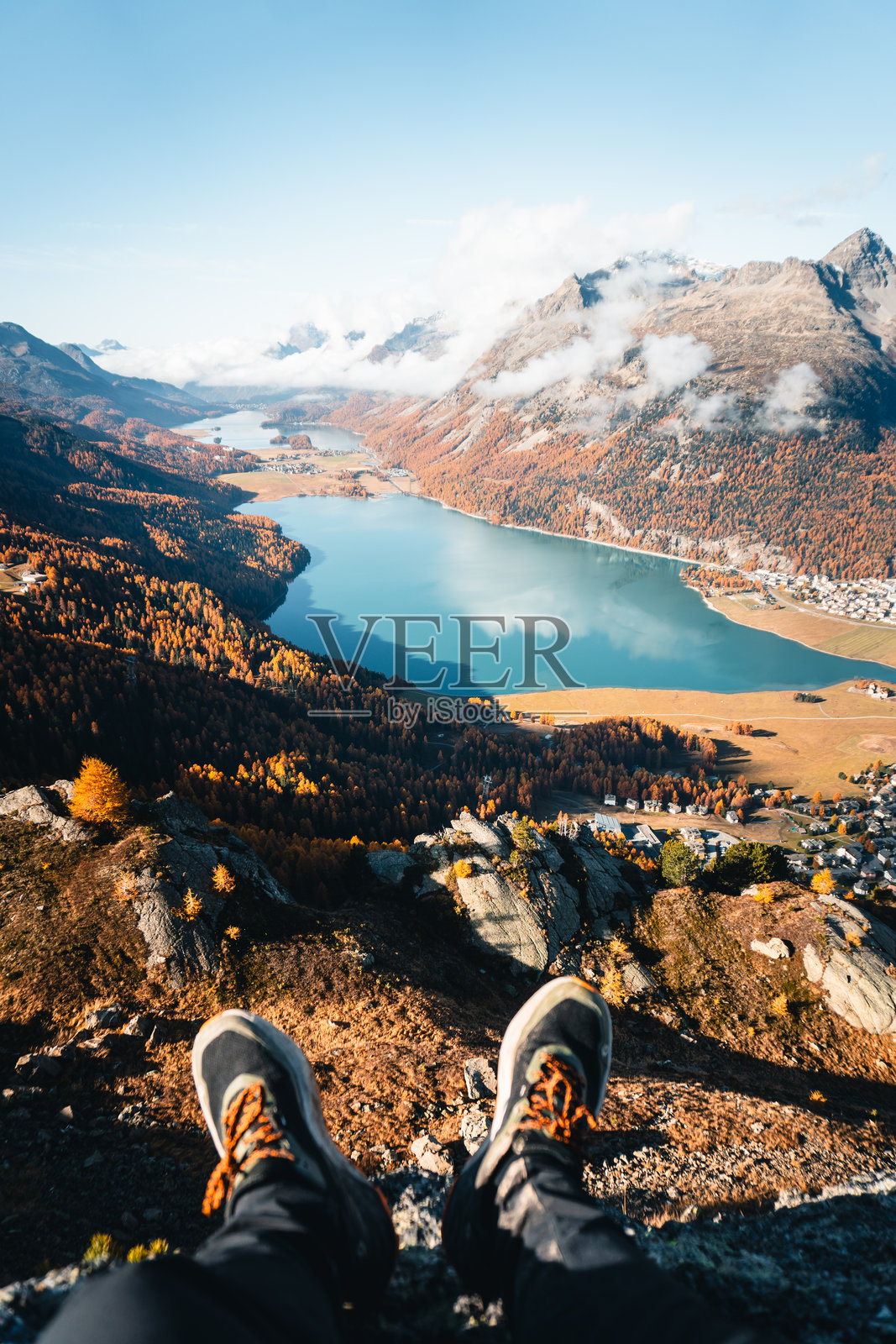 秋天的湖泊和山脉前，远处可见过去徒步旅行者的脚印照片摄影图片