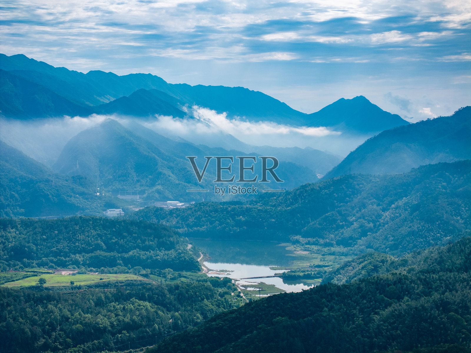 云雾缭绕的山地风景照片摄影图片