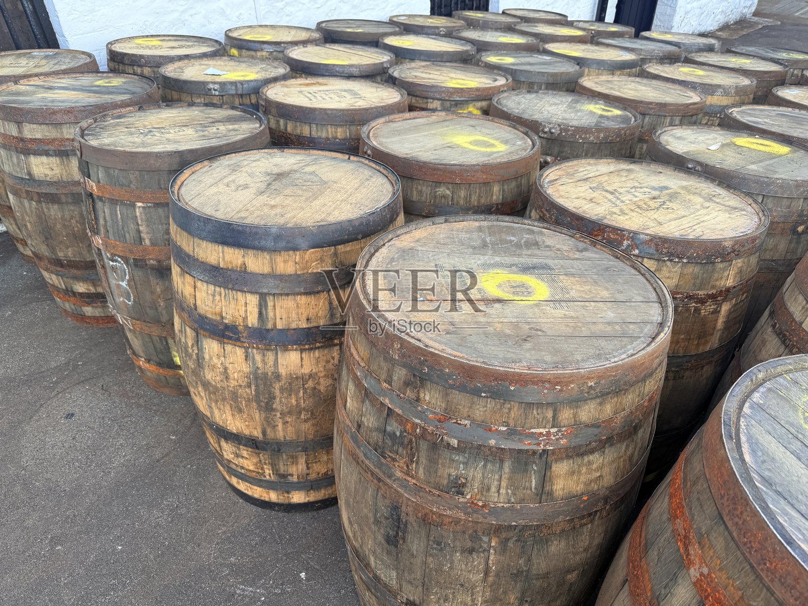 艾雷威士忌是一种在苏格兰艾雷岛生产的单一麦芽威士忌，具有浓烈的泥煤烟熏风味。海藻、碘和咸味的香气形成了复杂而浓郁的口感，深受爱好者喜爱。照片摄影图片