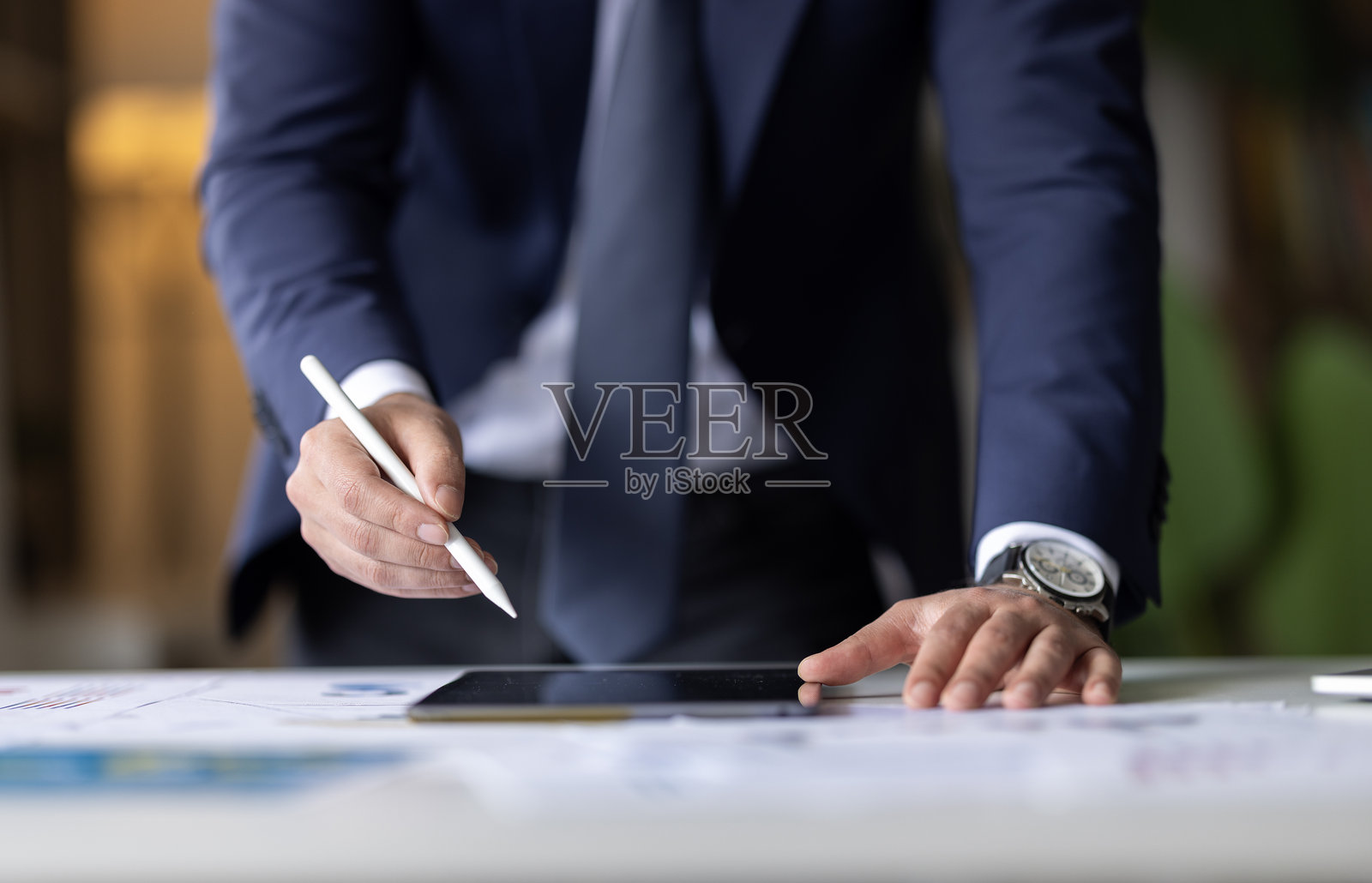 在办公室桌子上使用平板电脑专业分析财务报告照片摄影图片