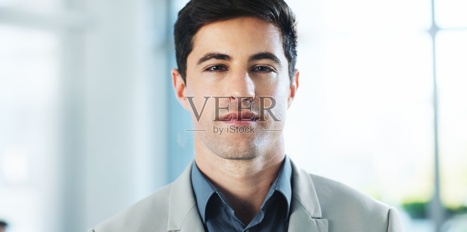 自信的商务人士在办公室的严肃专业肖像，适合企业职业发展。骄傲的男性财务经理在职场中的工作发展。照片摄影图片