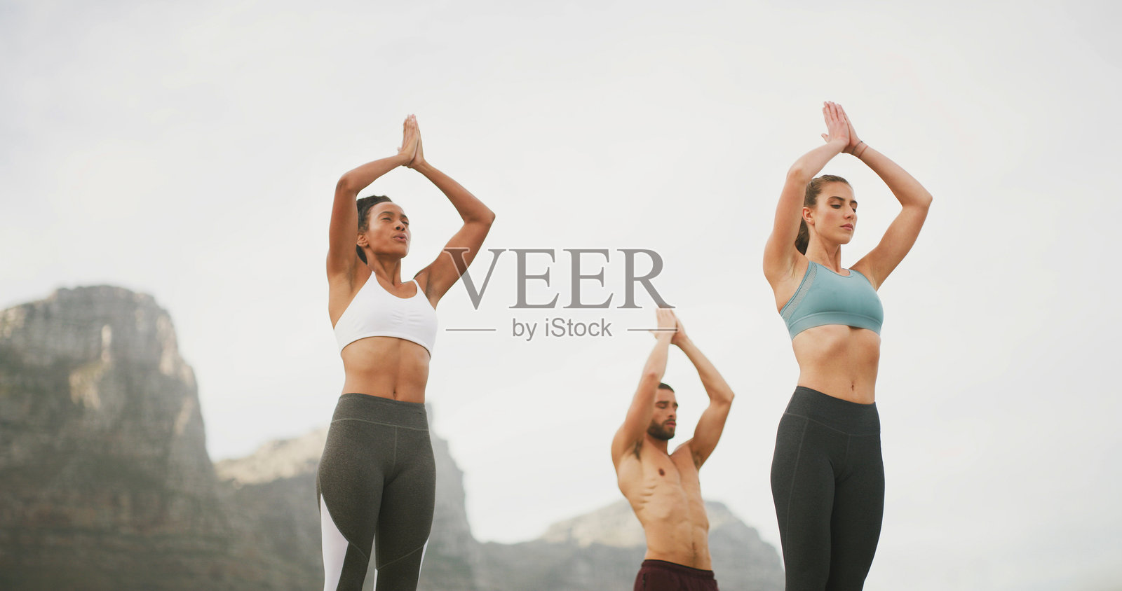 呼吸、自然或团体冥想，平静和灵性的健康、和平或禅修练习。信仰、脉轮和自我意识，适合人们的正念或瑜伽，低角度拍摄的户外祈祷双手。照片摄影图片