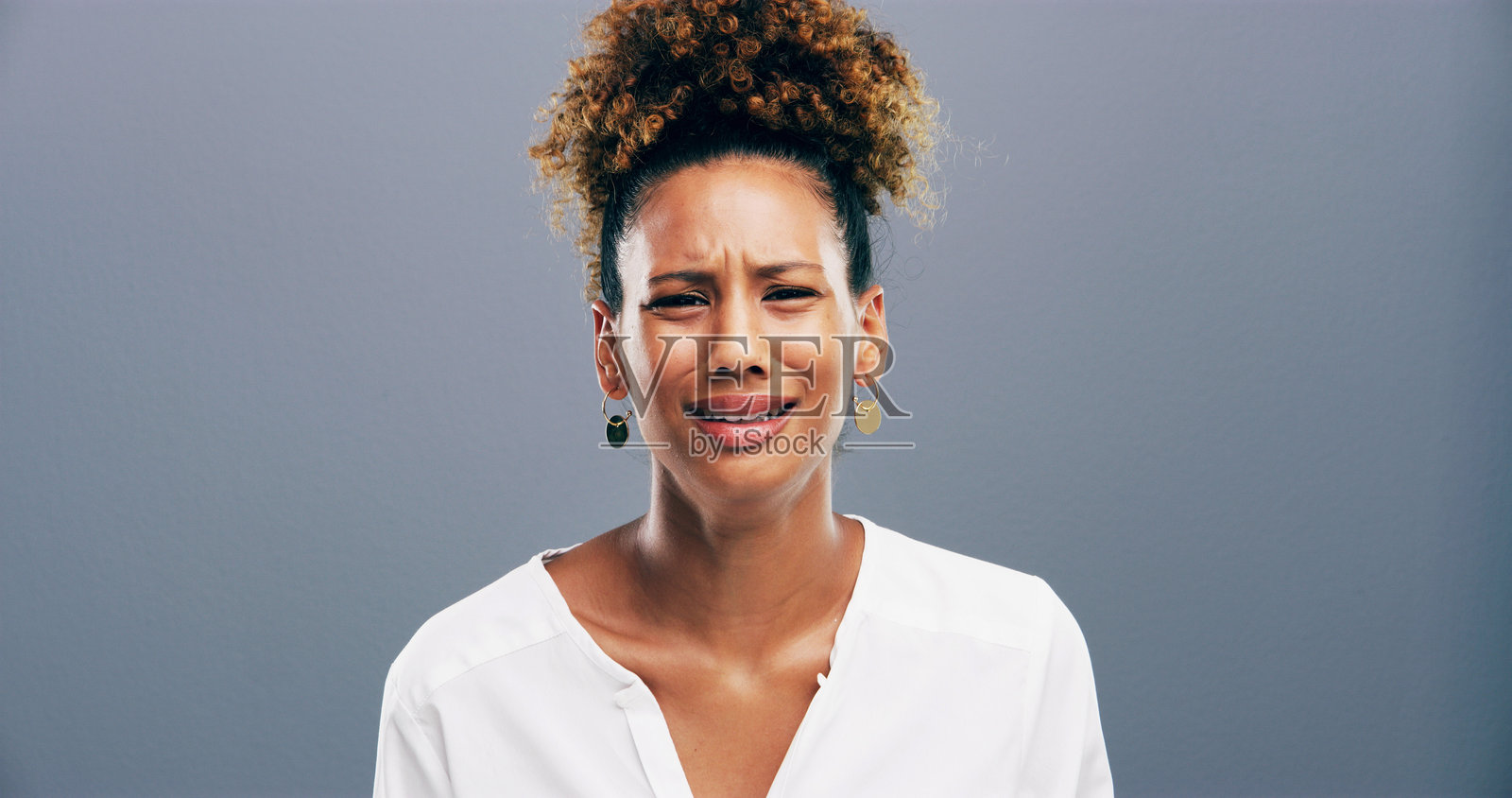 痛苦、哭泣和抑郁的女性，因失去关系、离婚而情感低落的肖像。模拟空间，蓝色背景，心碎的人，因分手而感到失望和悲伤。照片摄影图片