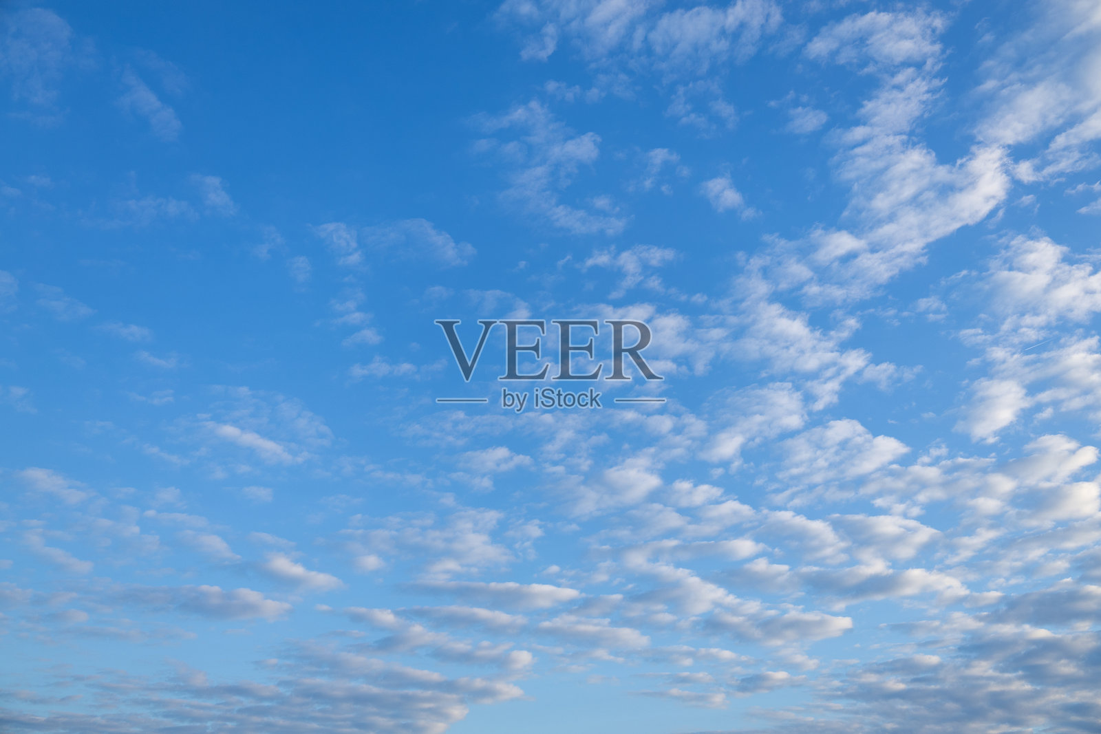 明亮蓝天中的散布积云照片摄影图片