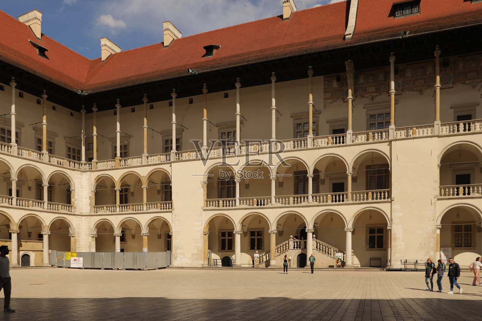 波兰克拉科夫的瓦维尔皇家城堡庭院，早春时节照片摄影图片