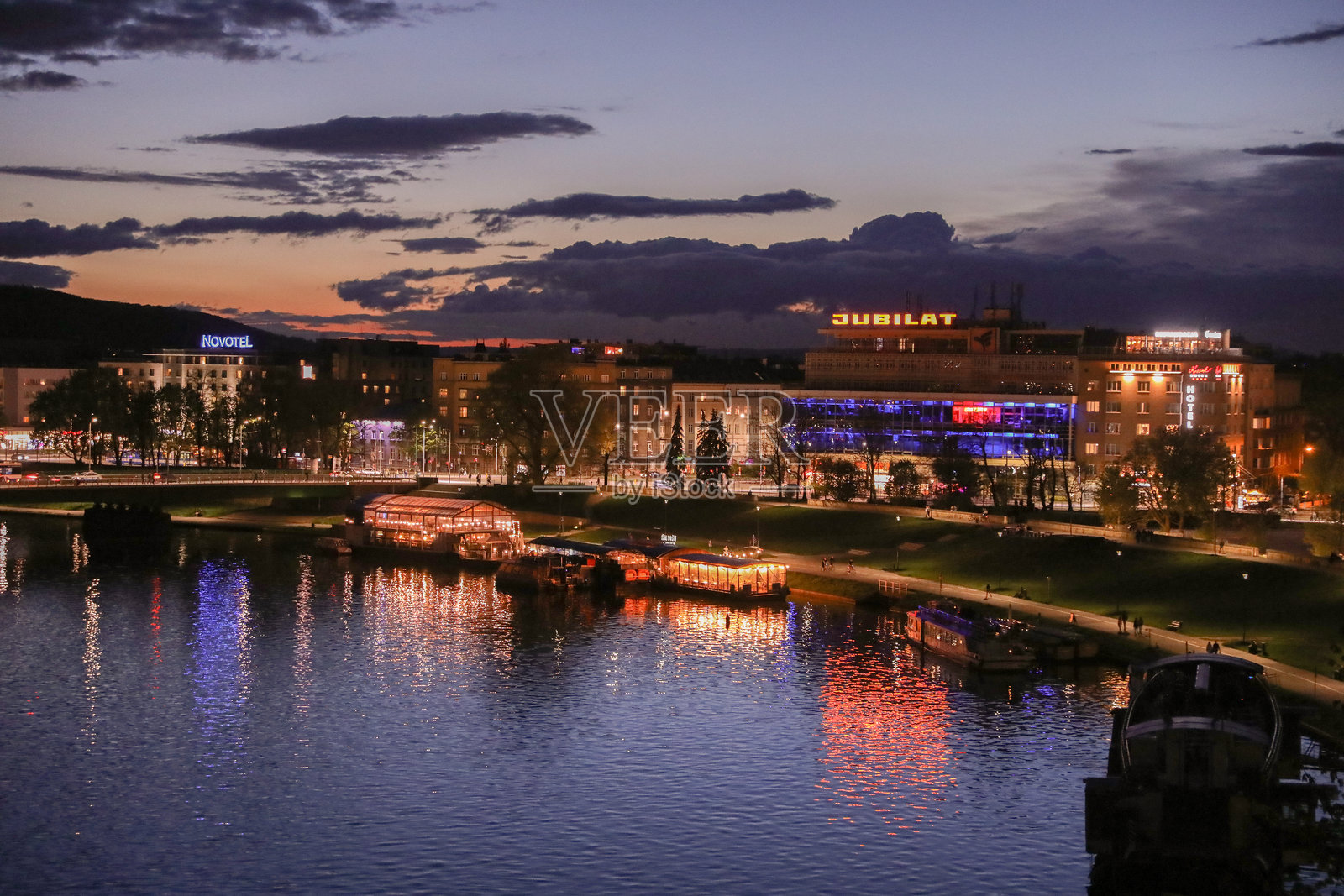 从波兰瓦维尔城堡的观景台俯瞰克拉科夫夜景，旅游，夜城灯光照片摄影图片
