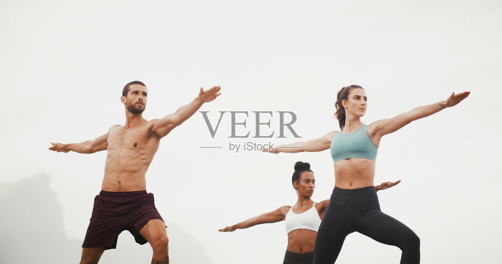 瑜伽，战士姿势和自然中的人们，早晨的健康、平衡与福祉。健身、普拉提，男女进行锻炼、训练和拉伸，以获得平静、灵活性或柔韧性。照片摄影图片