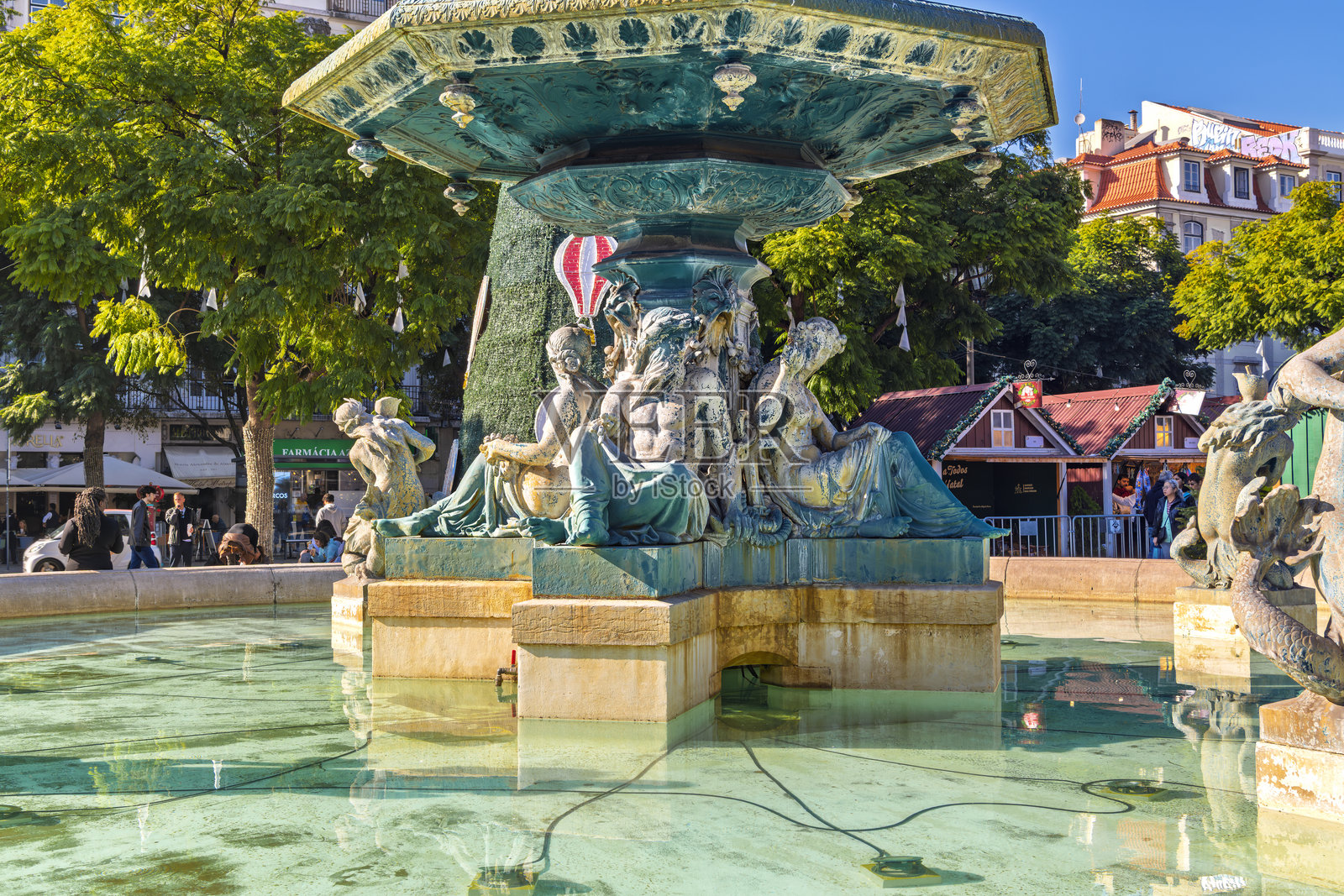 里斯本市中心罗西奥广场南喷泉的精美雕塑和人物特写。照片摄影图片