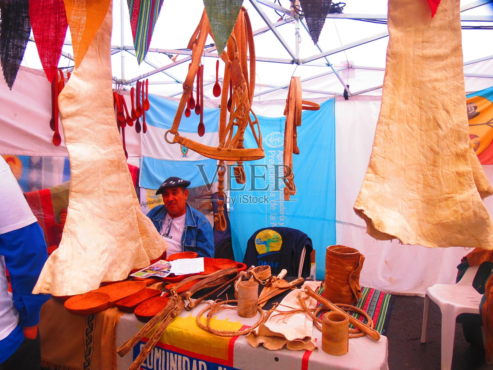 布宜诺斯艾利斯市街道上的集市。人们在城市街道上行走。照片摄影图片