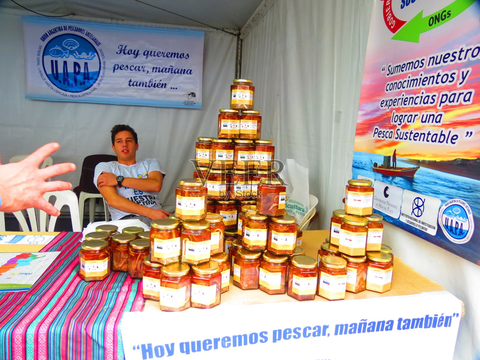 布宜诺斯艾利斯市街道上的集市。人们在城市街道上行走。照片摄影图片