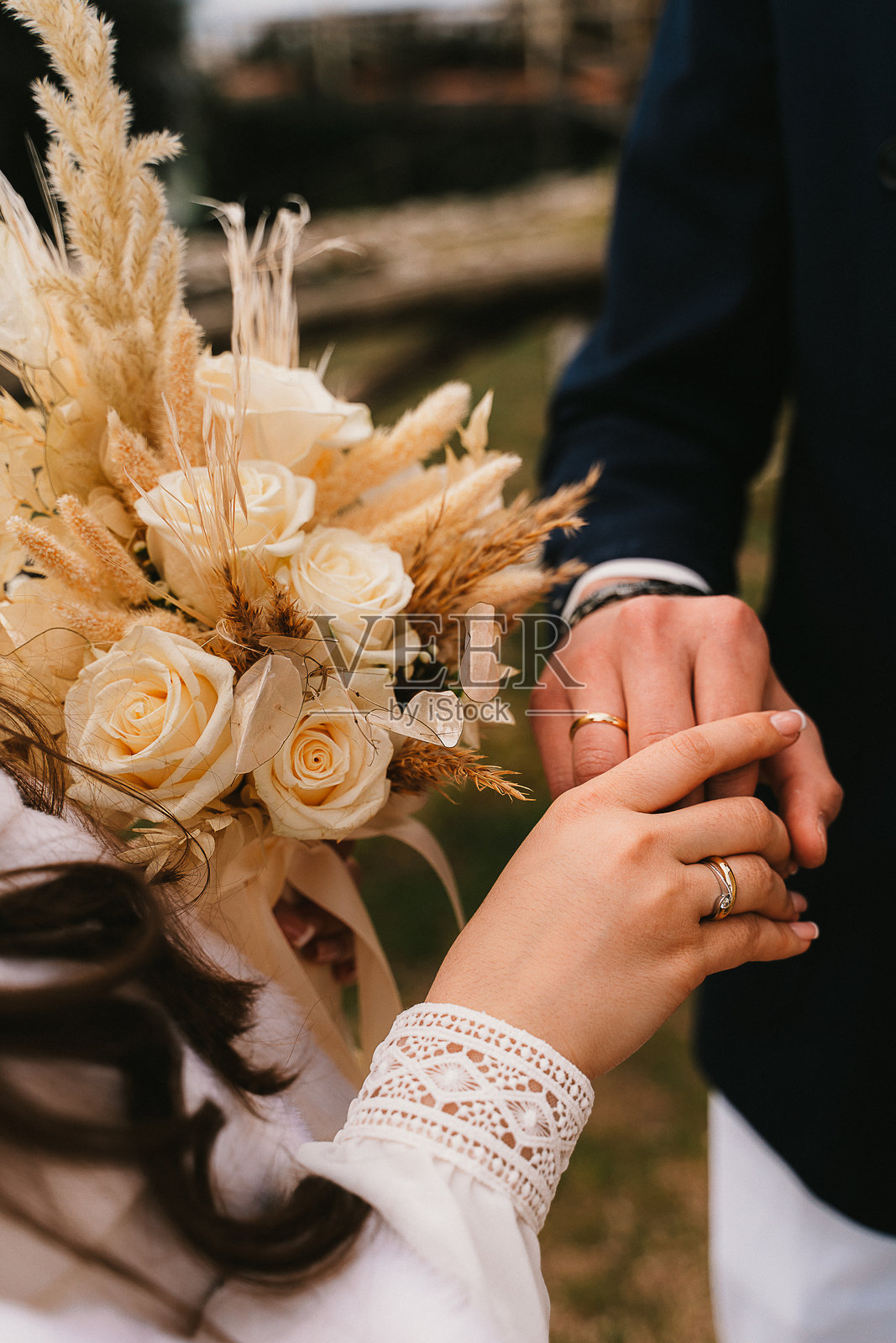 婚礼仪式特写：交换戒指和花束照片摄影图片