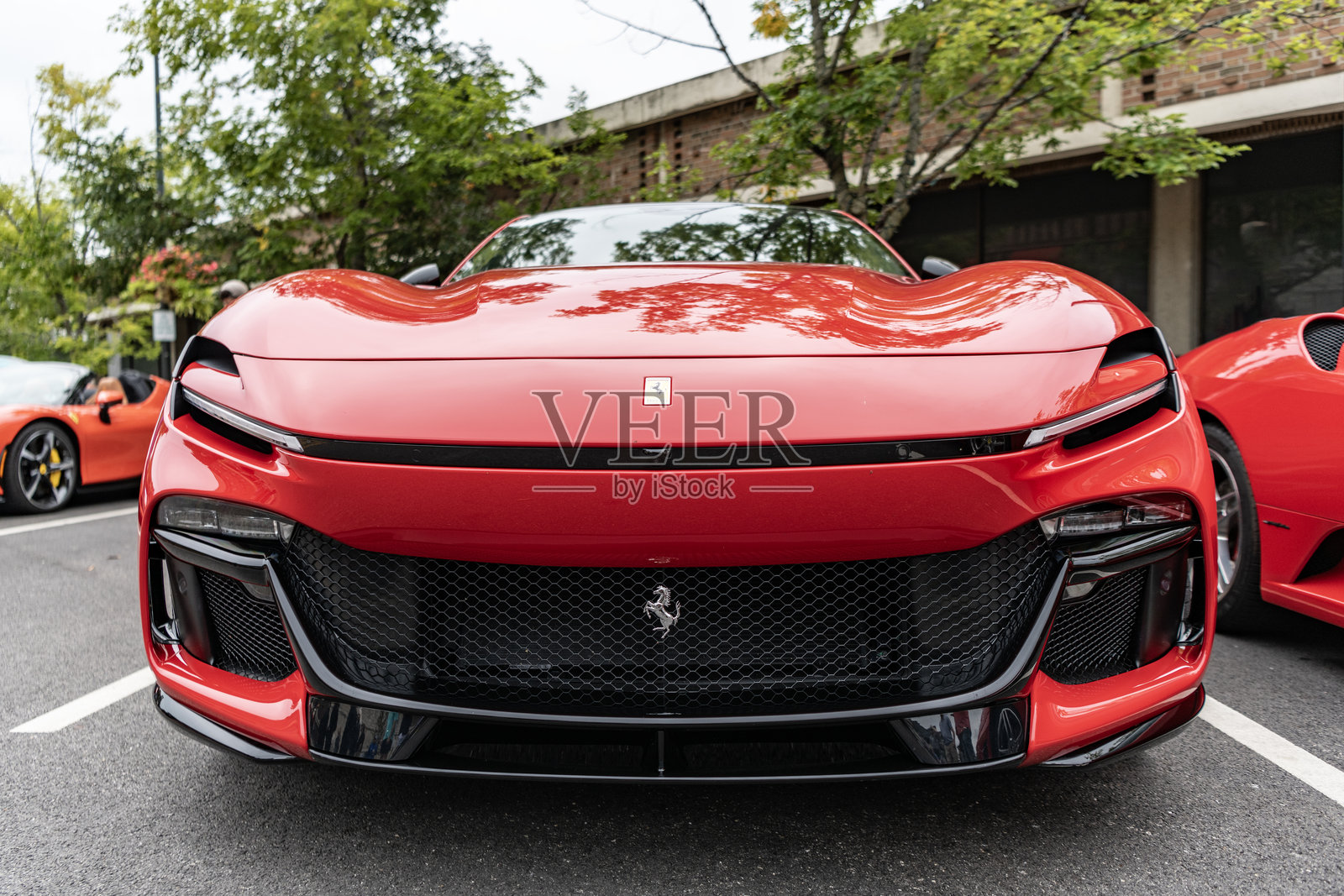 红色法拉利Purosangue。法拉利Purosangue停在街道上。正面视图。豪华跨界车法拉利Purosangue在芝加哥。照片摄影图片