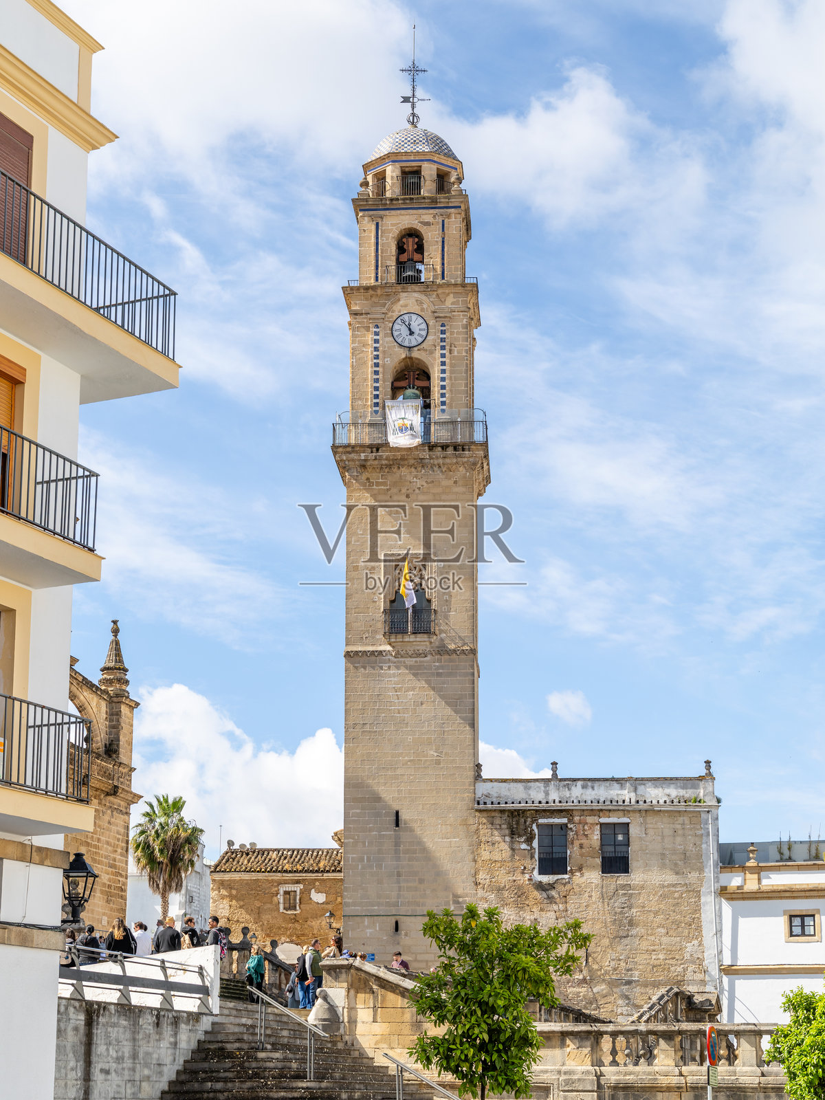 西班牙赫雷斯-德拉弗龙特拉历史中心的中世纪房屋和宫殿的细节，装饰为圣周庆祝活动照片摄影图片