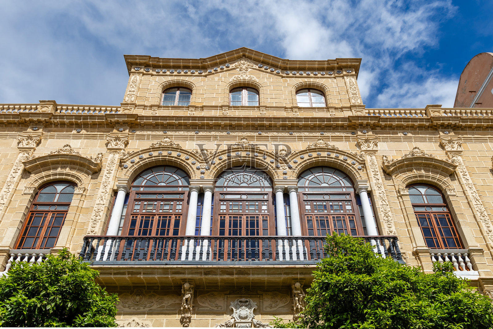 西班牙赫雷斯-德拉弗龙特拉历史中心的中世纪房屋和宫殿的细节，装饰为圣周庆祝活动照片摄影图片