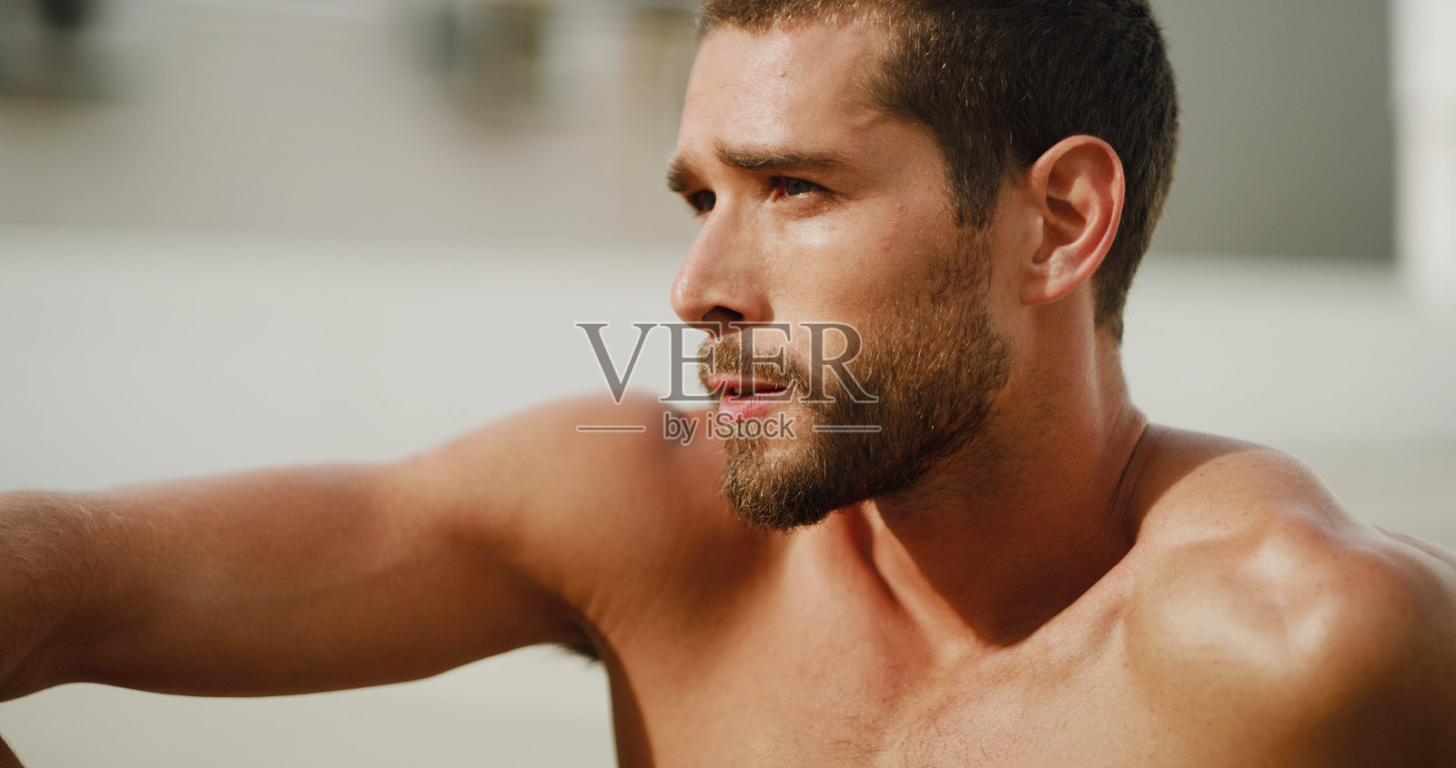 呼吸，放松，城市中的男人，健身和疲惫的休息，健康和挑战。健康的人，运动员和街头的家伙，训练或锻炼与跑步者，疲惫和疲劳的休息。照片摄影图片