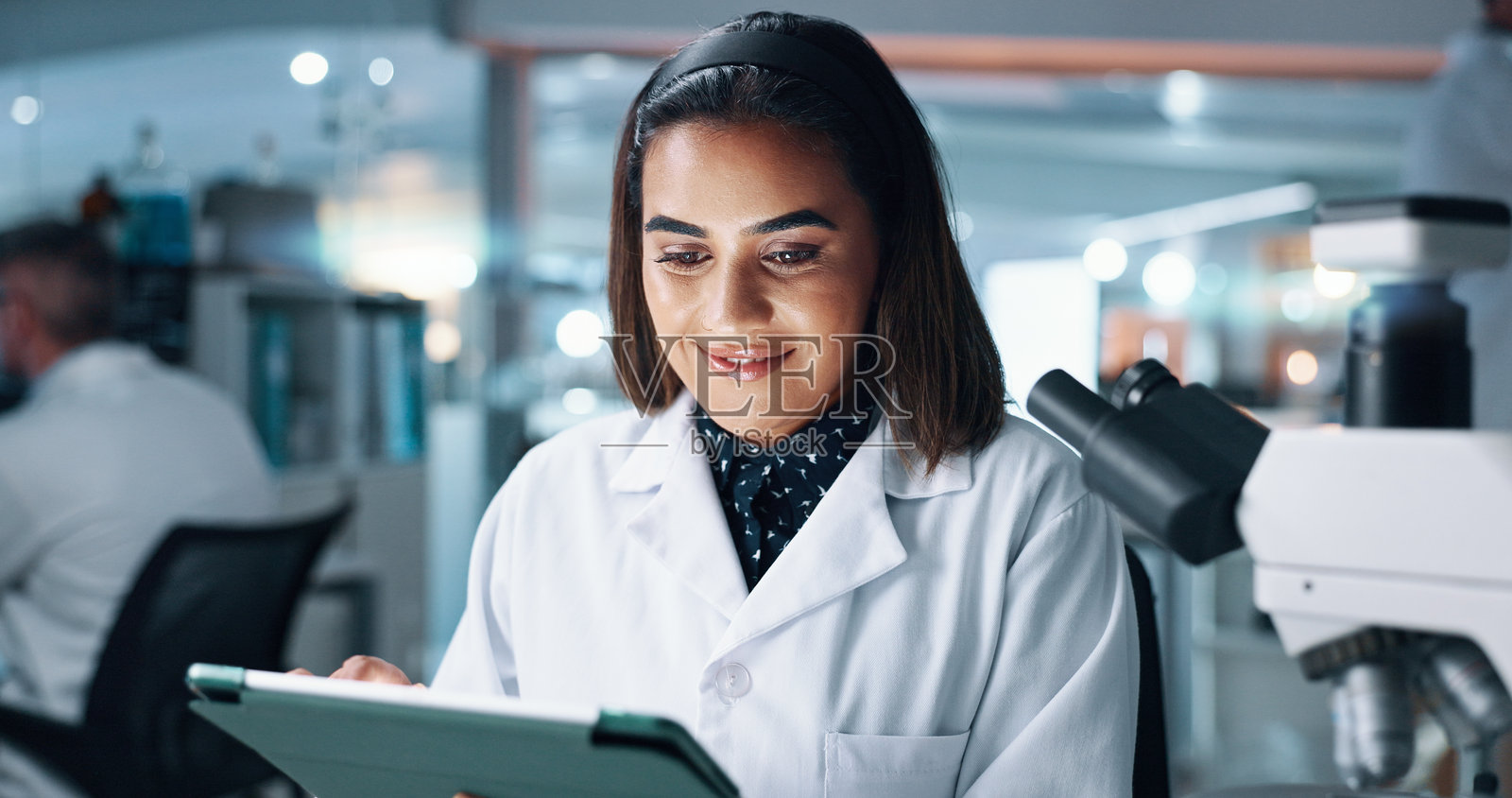 科学、平板电脑和女性在实验室中进行DNA发现的阅读，涉及医疗或研究。基因研究、医学和临床试验，科学家在诊所使用显微镜进行结果和生物技术的研究。照片摄影图片