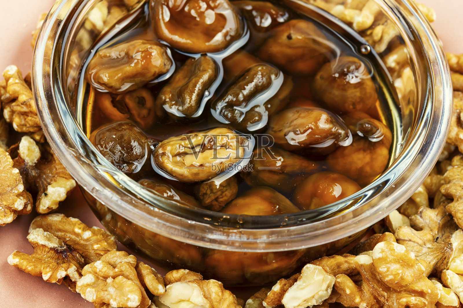 简单的绿色胡桃果酱。照片摄影图片