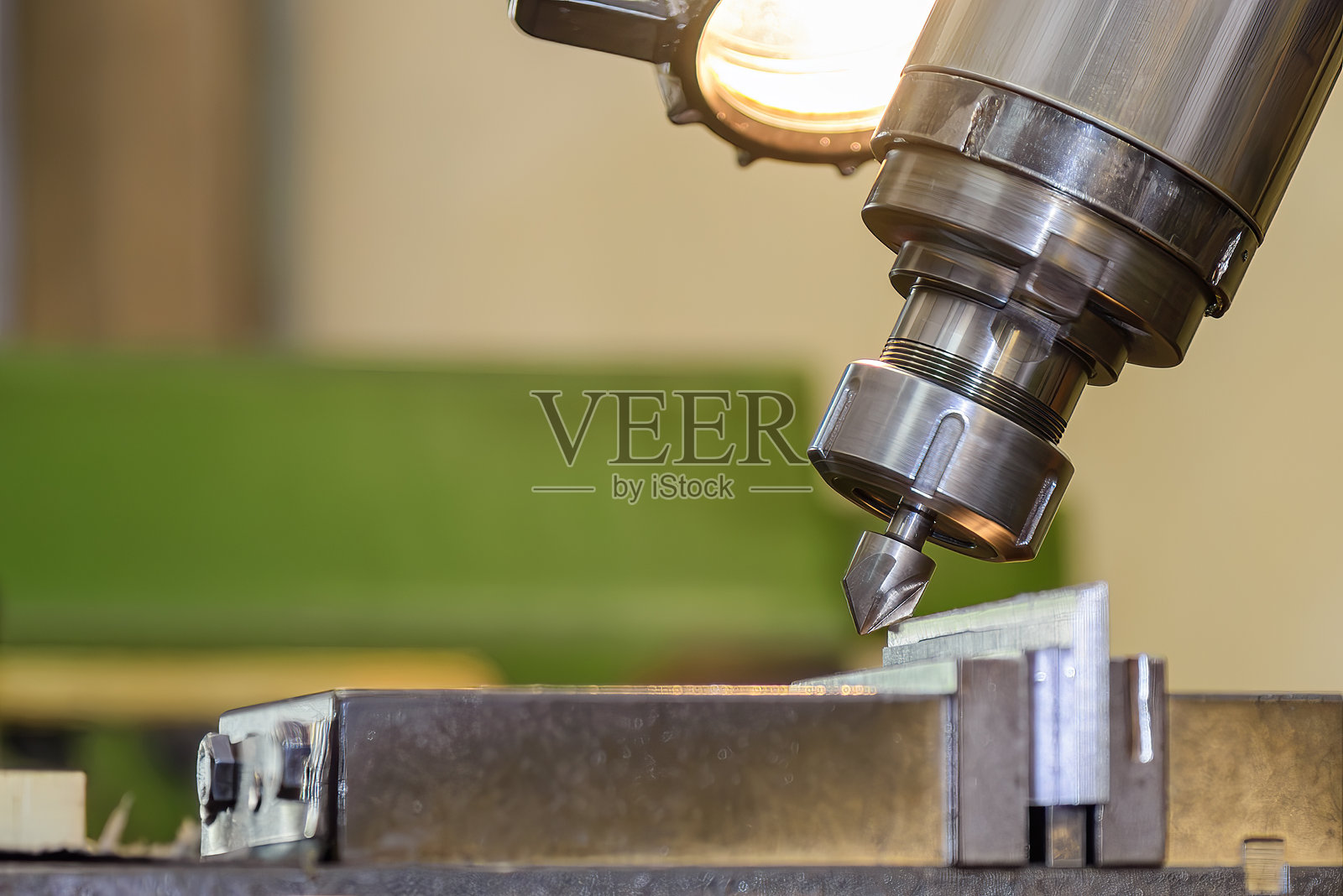 使用倒角工具在数控铣床上进行倒角加工。照片摄影图片