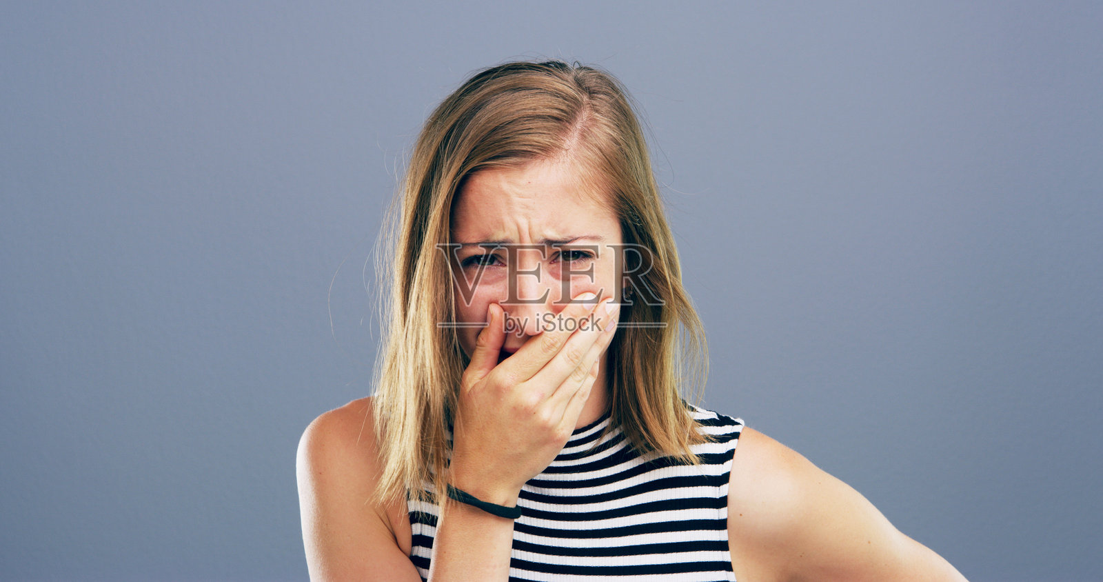 忧伤、压力和抑郁女性的肖像，心理健康危机或创伤后的心碎。悲伤的面孔，哭泣和焦虑的人，遭受虐待或接收到坏消息，背景为灰色空间。照片摄影图片