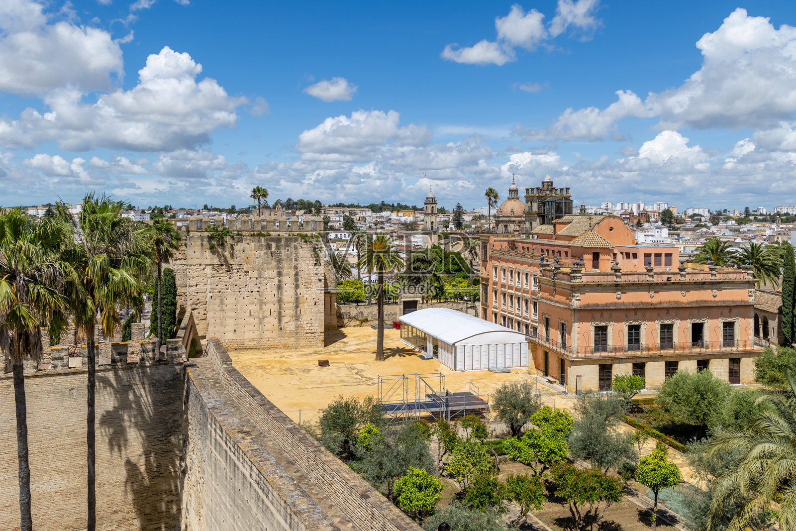 西班牙赫雷斯-德拉弗龙特拉历史中心的中世纪房屋和宫殿的细节，装饰为圣周庆祝活动。照片摄影图片
