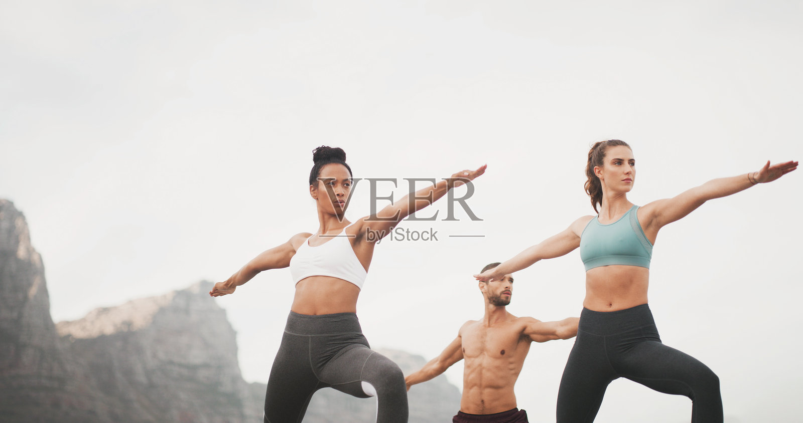 户外晨练中的瑜伽战士姿势，适合锻炼、平衡和健康。健身、普拉提，男女一起锻炼，促进健康、拉伸，带来宁静、灵活性和柔韧性。照片摄影图片