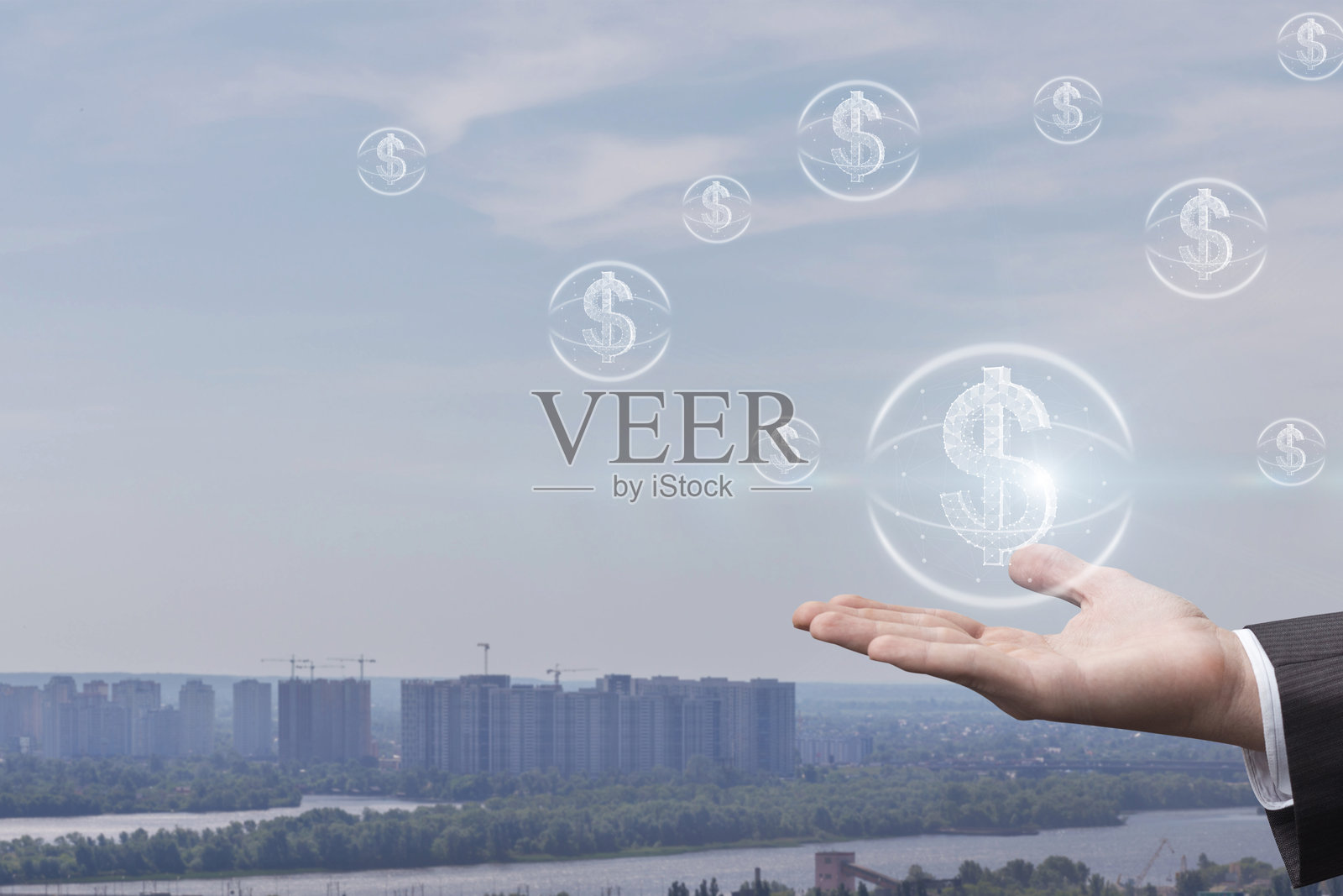 手中展示着美元硬币，背景是城市风景照片摄影图片