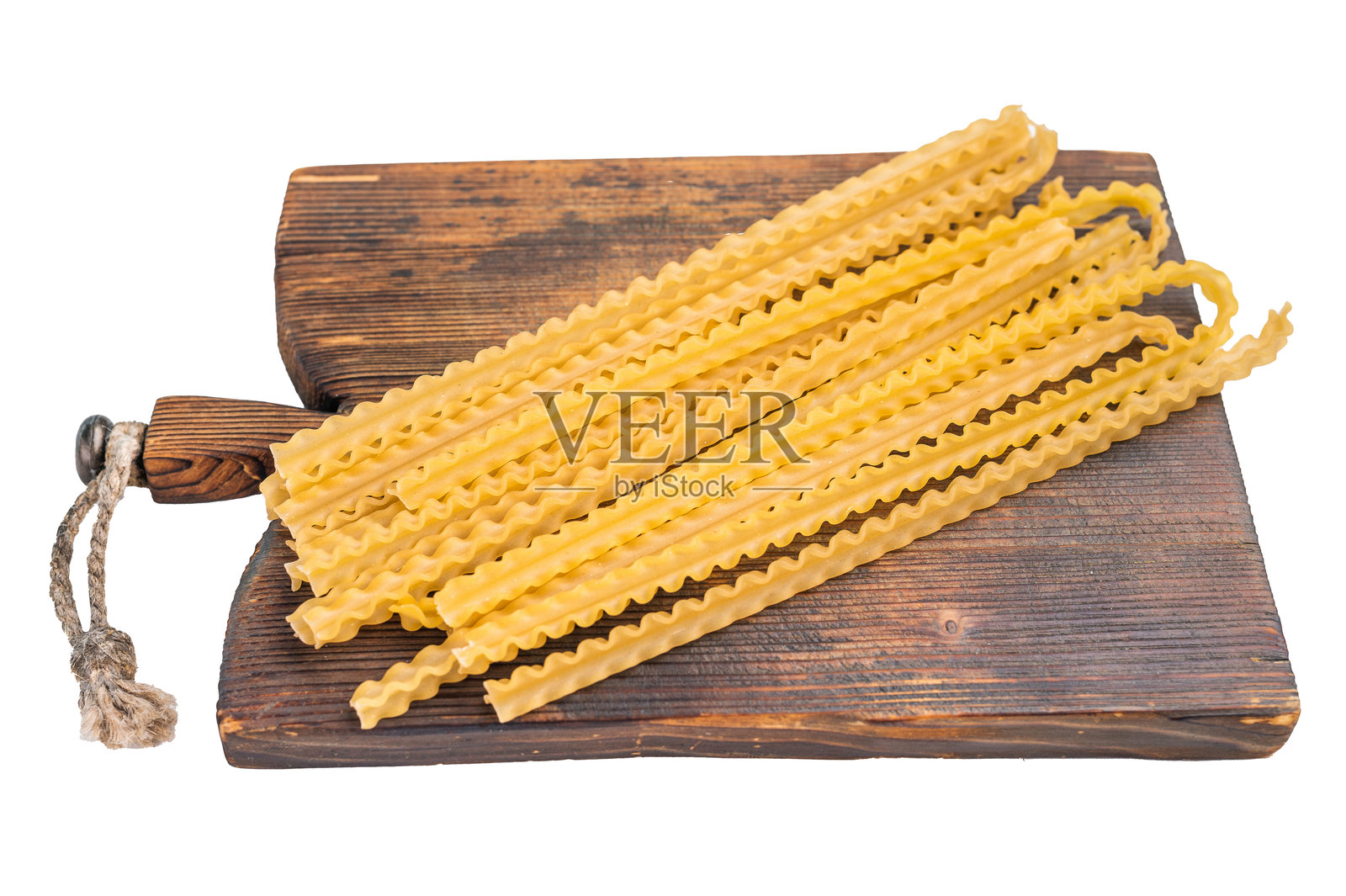 生的马法尔丁面条，准备转变为一道美味佳肴，展现其迷人的口感。背景为白色，俯视图。照片摄影图片