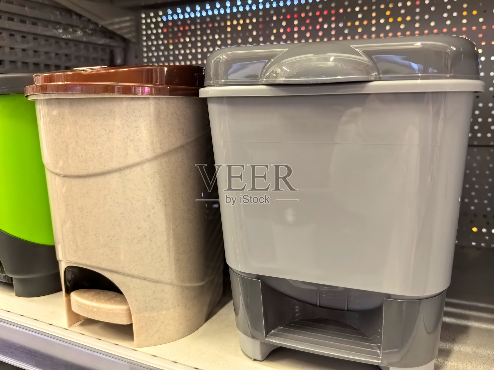 时尚实用的储物容器整齐地摆放在零售货架上照片摄影图片