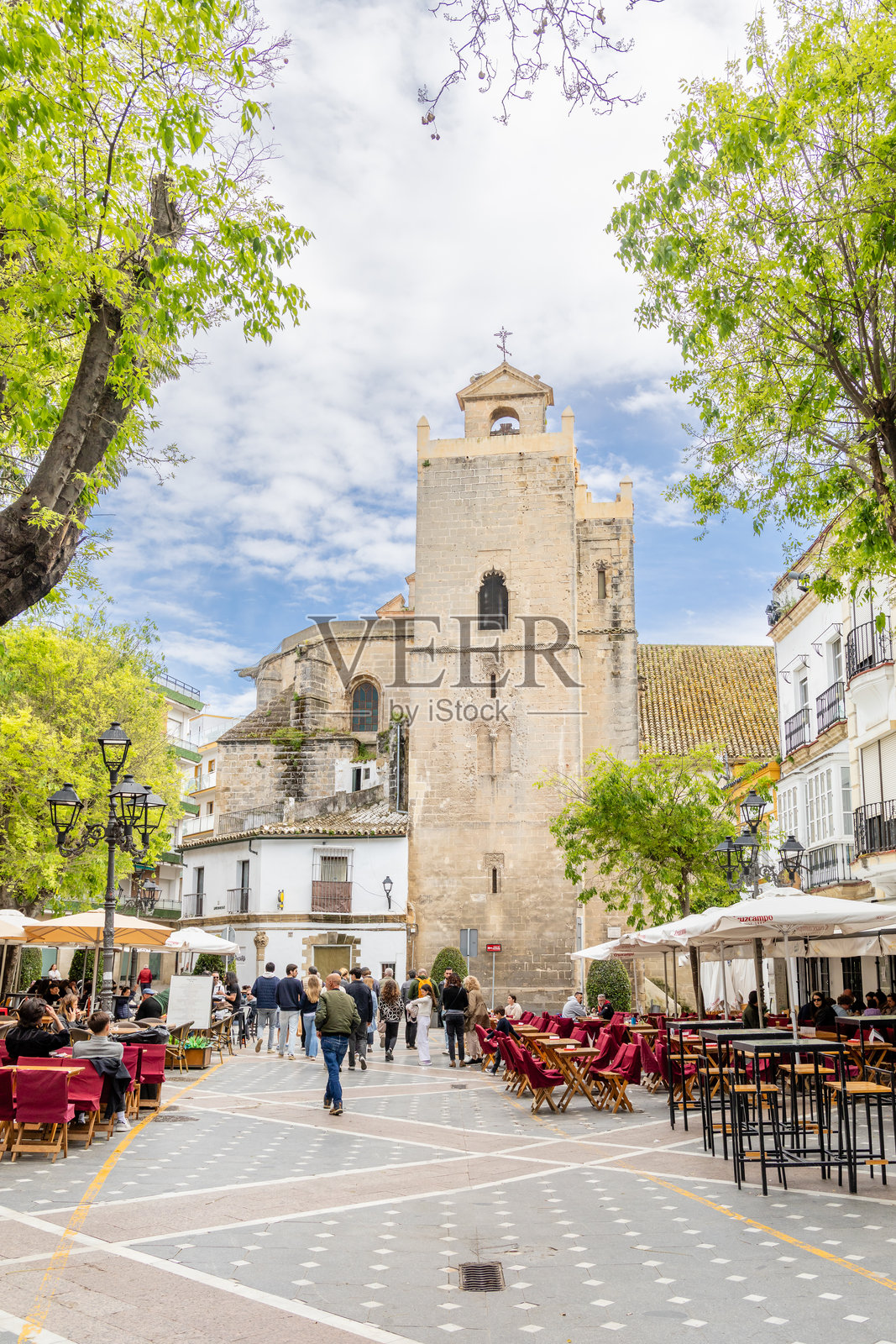 西班牙赫雷斯-德拉弗龙特拉历史中心的中世纪房屋和宫殿的细节，装饰为圣周庆祝活动照片摄影图片