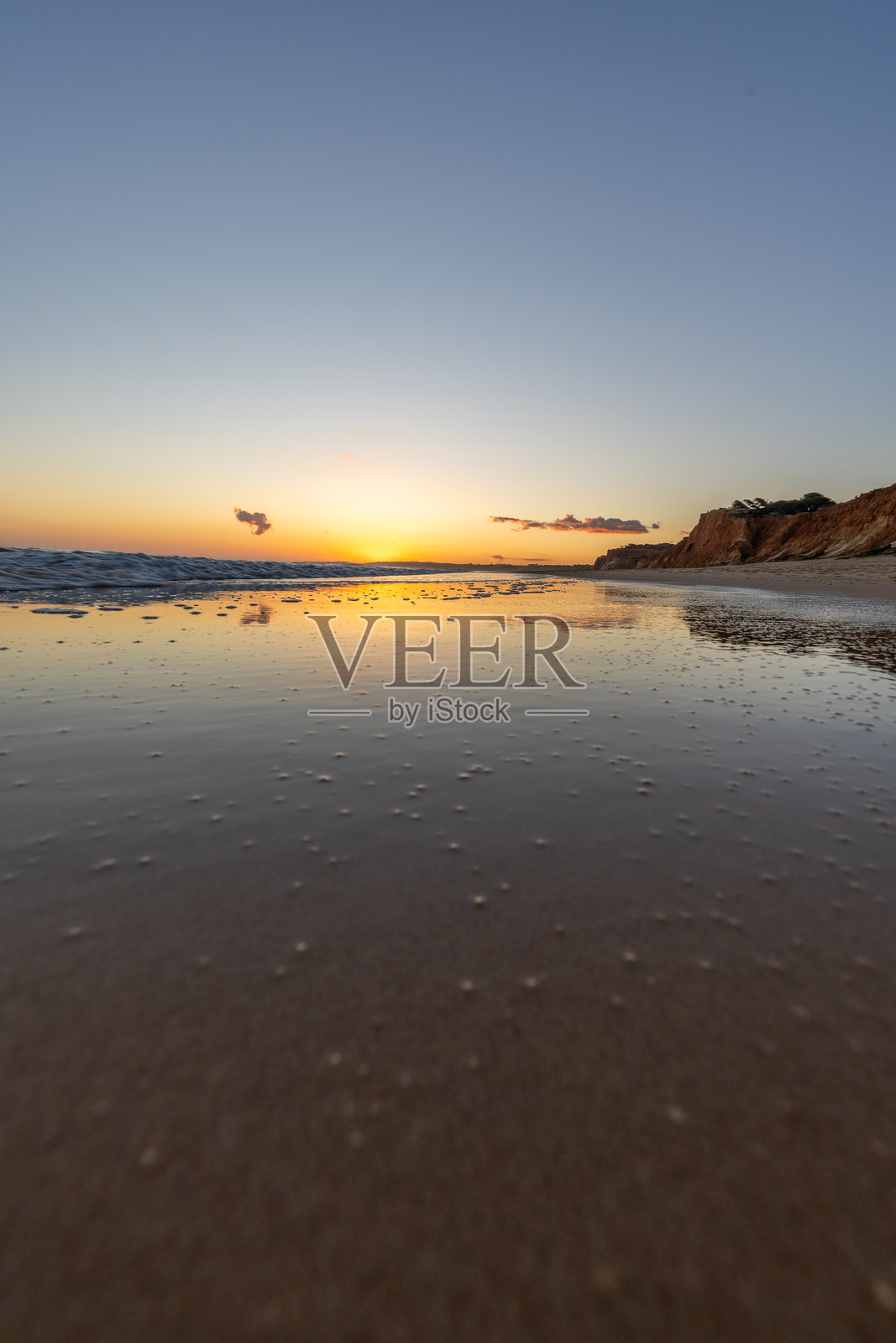 阿尔加维，葡萄牙的法利西亚海滩金色沙滩与其特有的橙色悬崖照片摄影图片