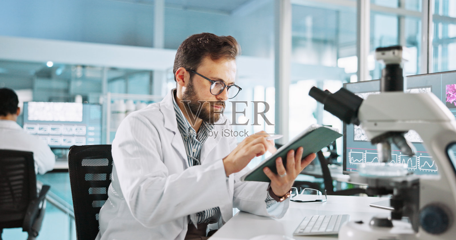 科学家、男性和实验室中的学习平板，带有反馈、审查和药物笔记，适用于制药工作。人员、打字和设备，应用于疫苗、开发和临床试验。照片摄影图片