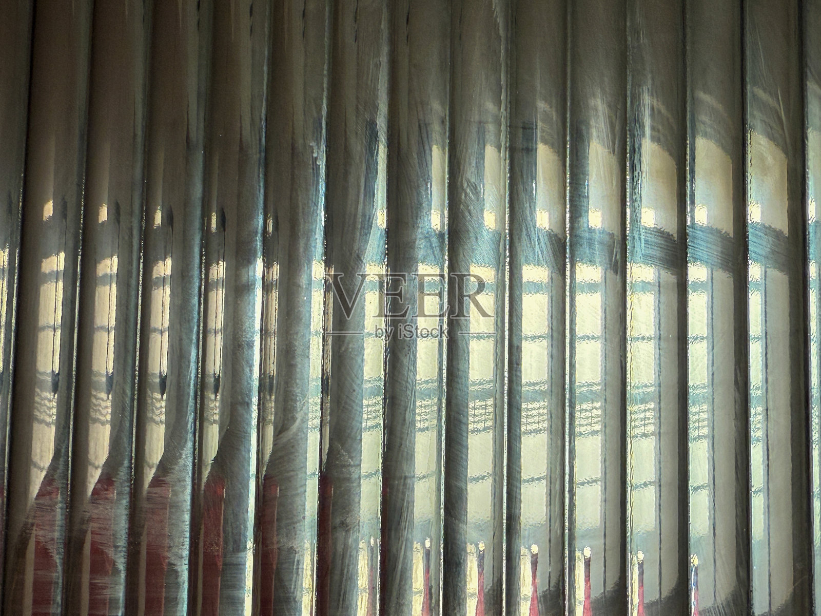 一排闪亮的银色金属杆照片摄影图片