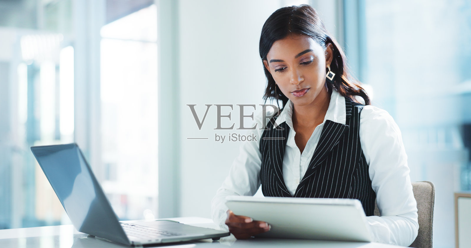 办公室、平板电脑和女性商务人士在网上研究保险、风险管理或政策销售。技术、笔记本电脑和员工正在阅读电子邮件以获取财务保障、索赔和在线审查。照片摄影图片