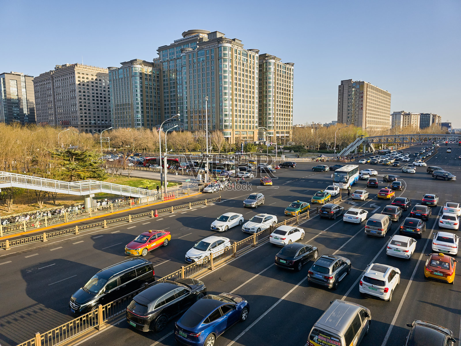 繁忙的多车道交叉口，白天北京的重交通，背景是现代摩天大楼。照片摄影图片