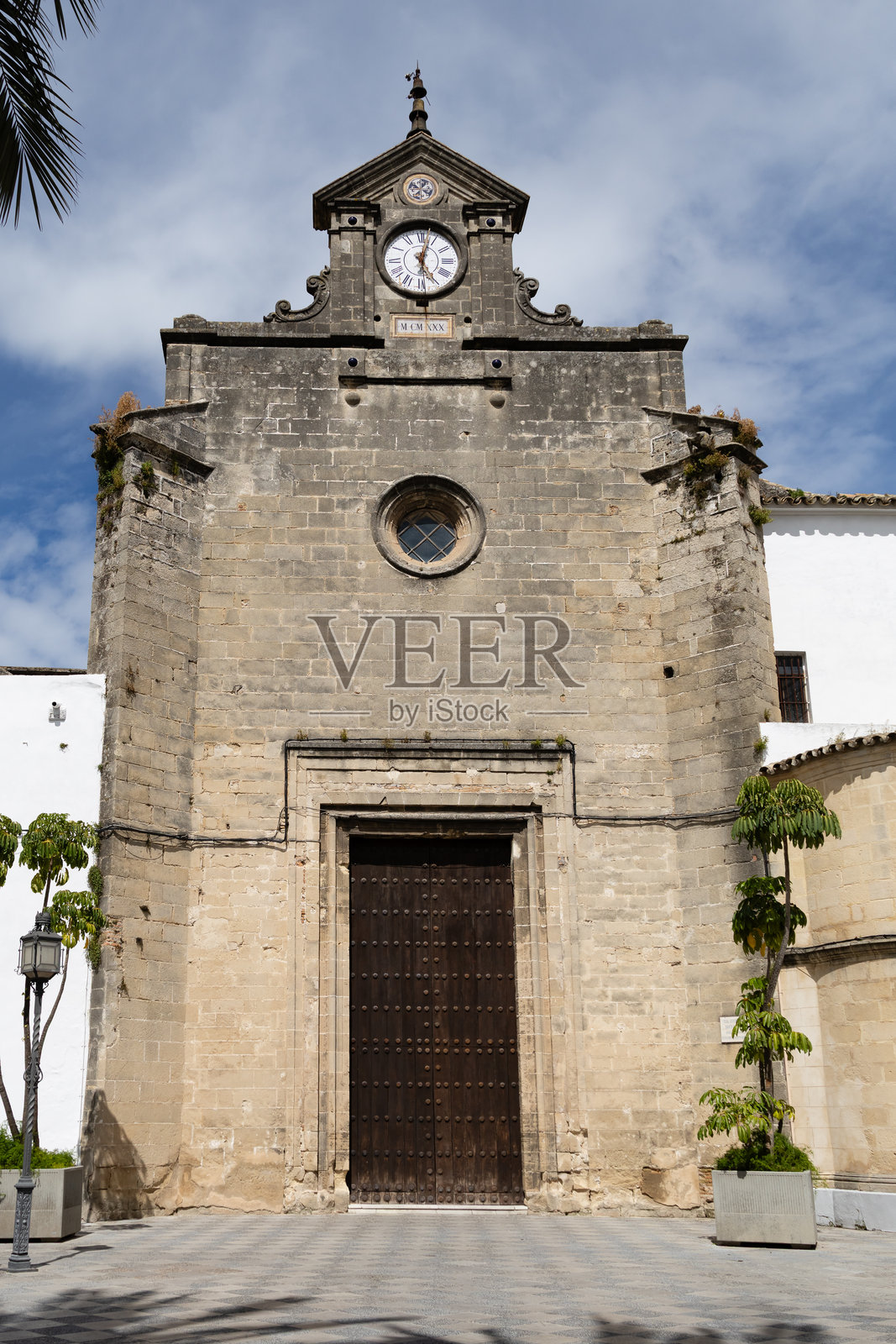 西班牙赫雷斯-德拉弗龙特拉历史中心的中世纪房屋和宫殿的细节，装饰为圣周庆祝活动照片摄影图片